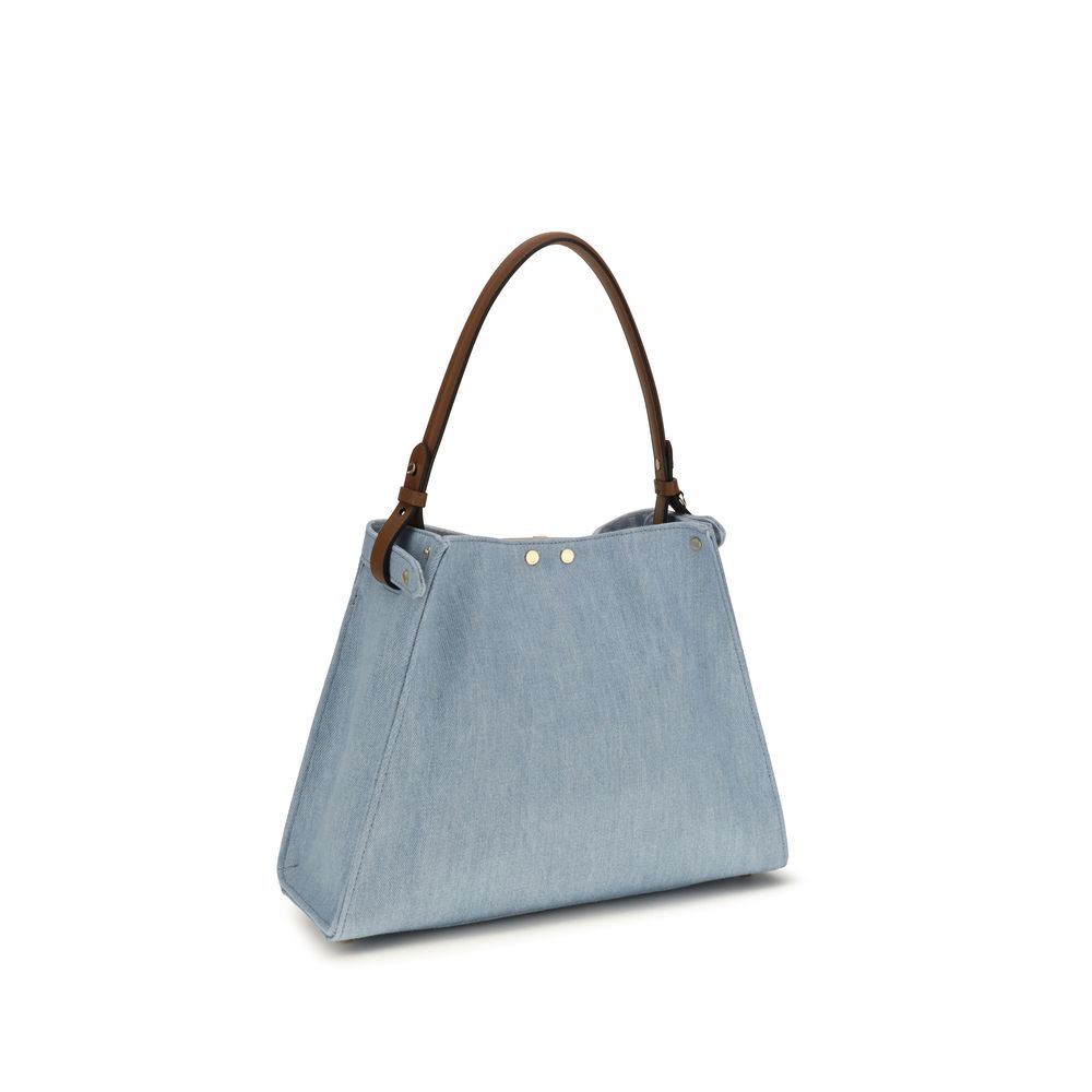 Sacs à main en coton bleu de Fendi, sac à main élégant avec logo Fendi visible, porté ou posé sur une surface.