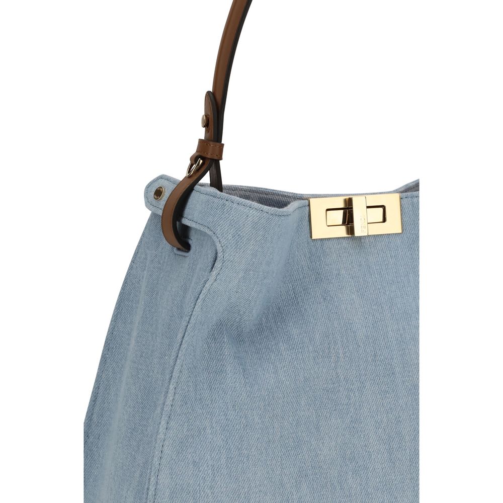 Sac à main en coton bleu de Fendi, avec détails élégants, visible dans une image claire et nette.