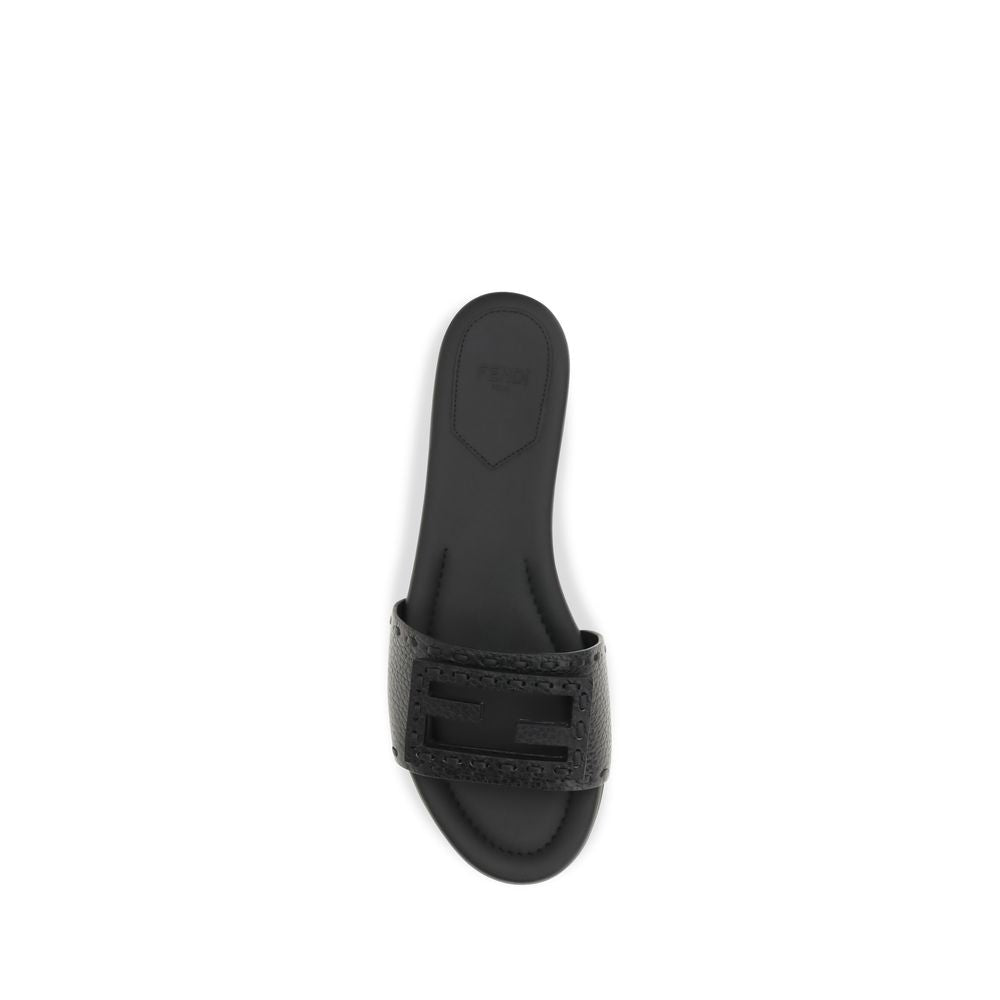 Sandales plates en cuir de veau noir Fendi Bos Taurus, chaussures élégantes et confortables pour femmes.