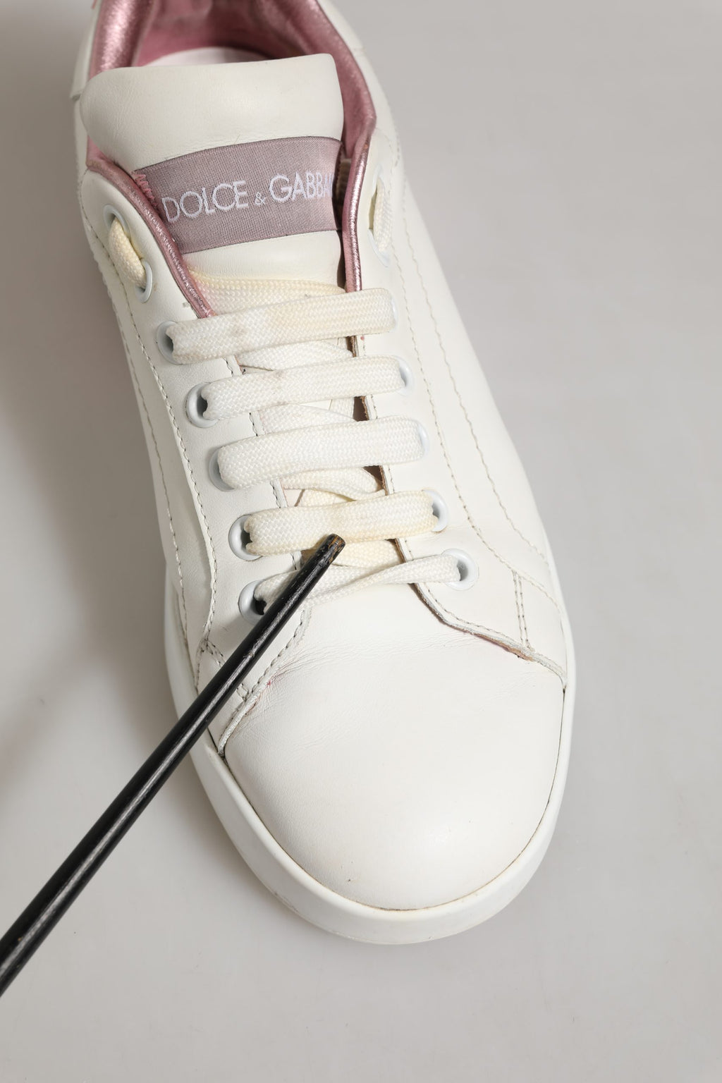 Chaussures sneakers basses en cuir blanc et rose de Dolce & Gabbana, style décontracté et élégant.