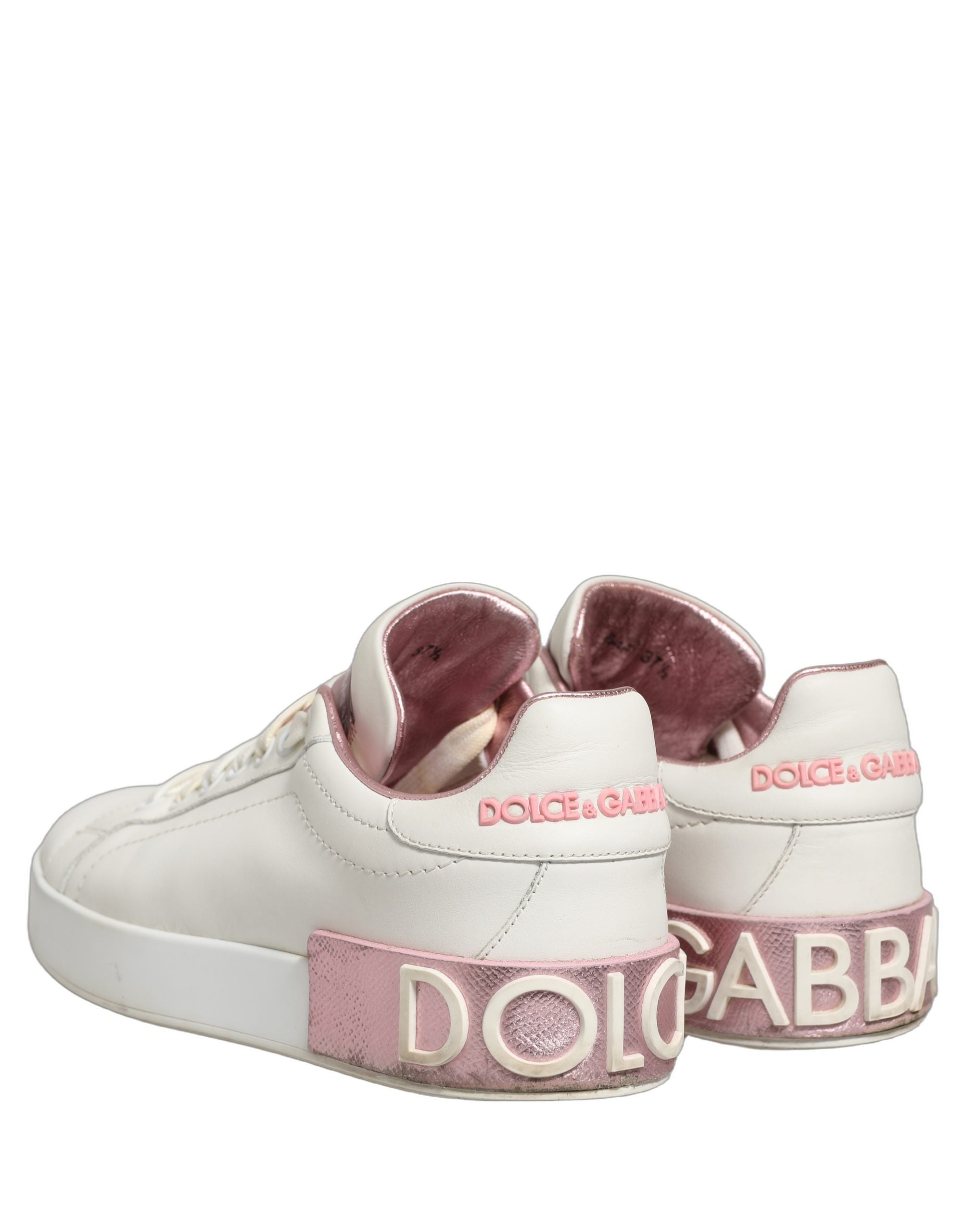 Chaussures sneakers basses en cuir blanc et rose Dolce & Gabbana, élégantes et modernes, visibles en première plan.