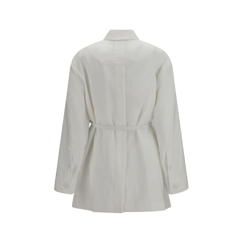 Veste en lin blanche Fendi longue, élégante, avec coupe ajustée et détails sophistiqués, portée sur un fond neutre.