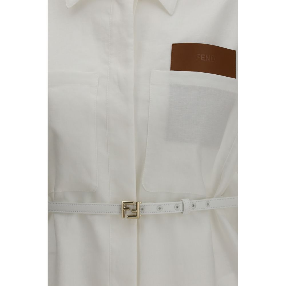Veste longue en lin blanc de Fendi, élégante et raffinée, avec détails sophistiqués visibles sur l'image.