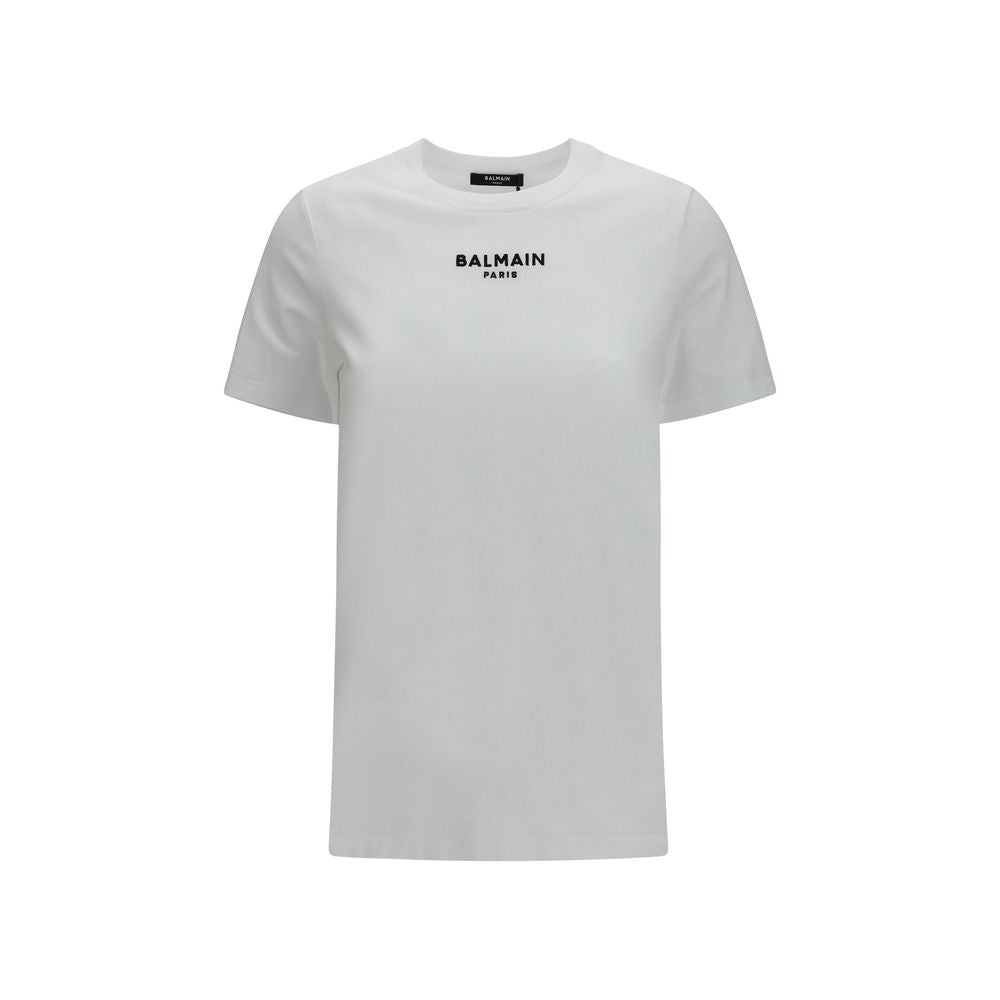 T-shirt blanc en coton de la marque Balmain, coupe classique, visible sur un mannequin, avec logo discret sur la poitrine.