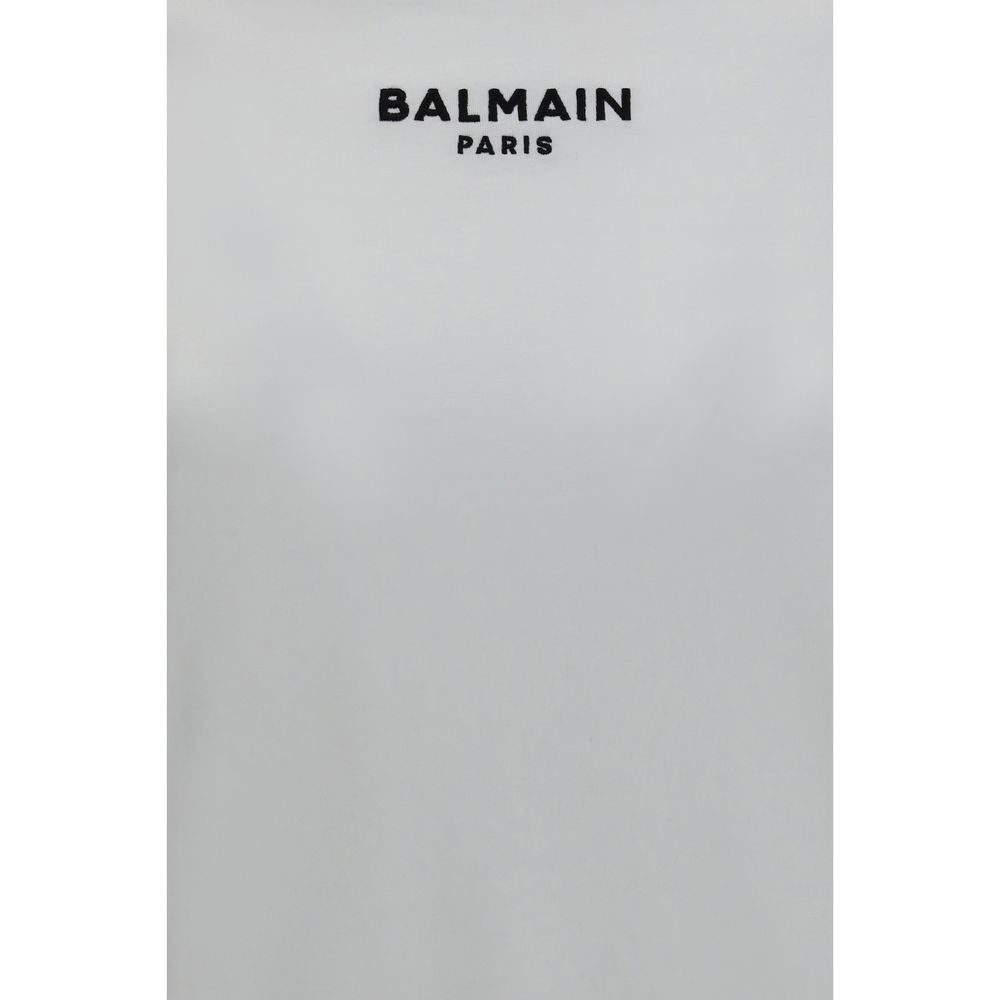 T-shirt blanc en coton Balmain, vue de face, avec logo discret sur la poitrine, porté par un mannequin.