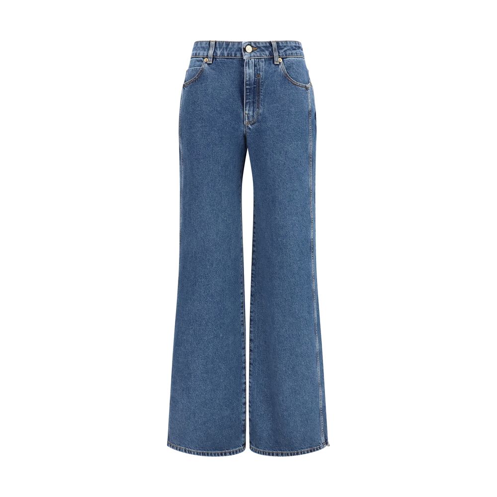 Jeans en denim bleu Balmain en coton, coupe classique avec détails tendance, visibles sur le mannequin.