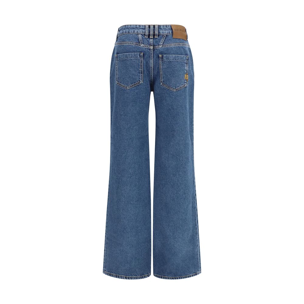 Jeans en denim bleu Balmain en coton, coupe classique avec détails modernes, visibles sur le produit.