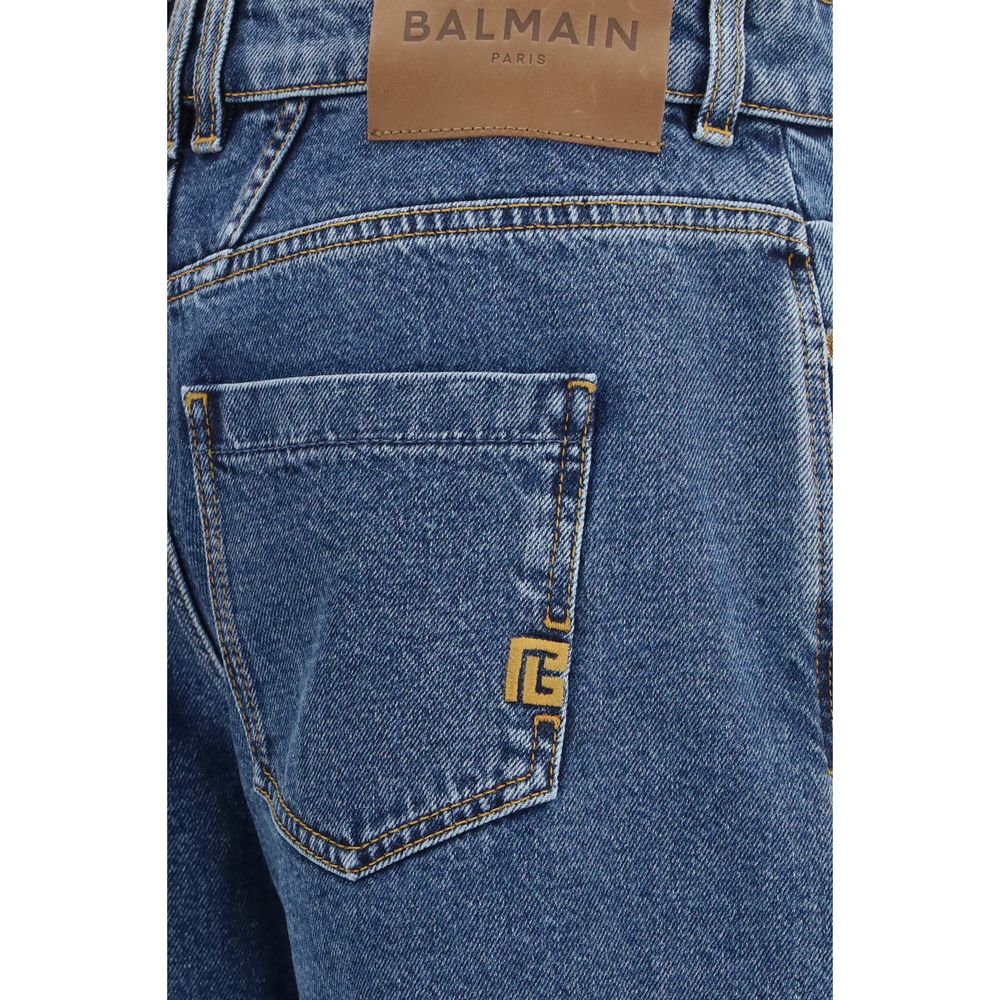 Jean en denim bleu Balmain en coton, coupe classique avec détails élégants, porté sur un modèle.