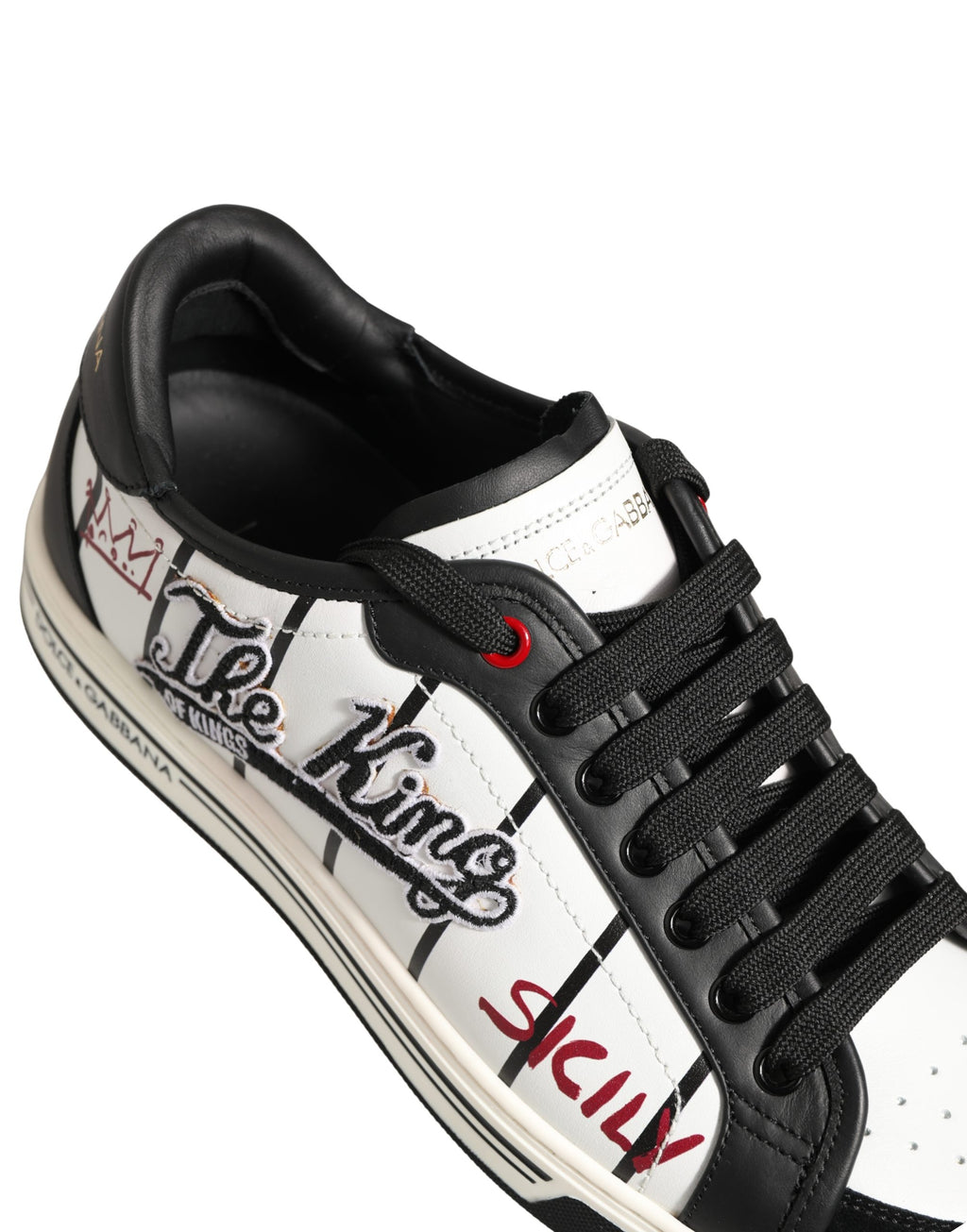 Chaussures basses Dolce & Gabbana logo DG en blanc et noir avec patch King, style sneaker décontracté.