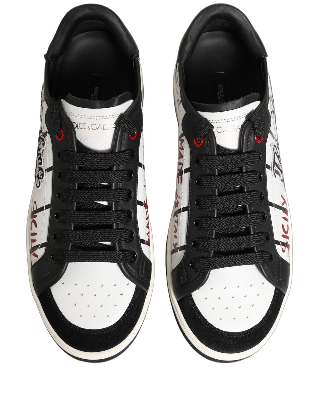 Chaussures basses Dolce & Gabbana blanches et noires avec logo DG, patch king, style sneakers, vue de face.