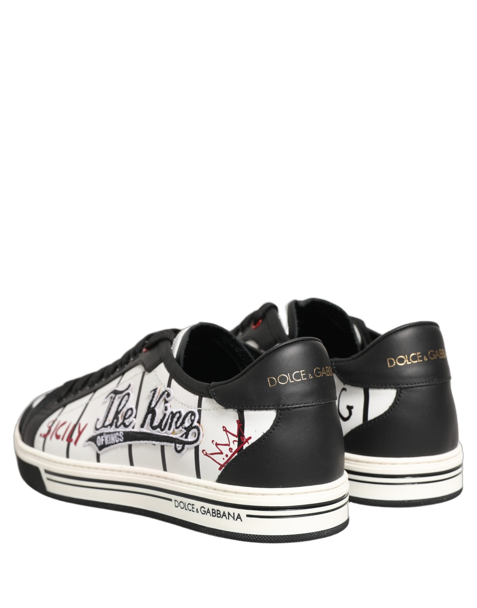 Chaussures basses Dolce & Gabbana logo DG blanc et noir avec patch king, style sneakers modernes, vue de côté.