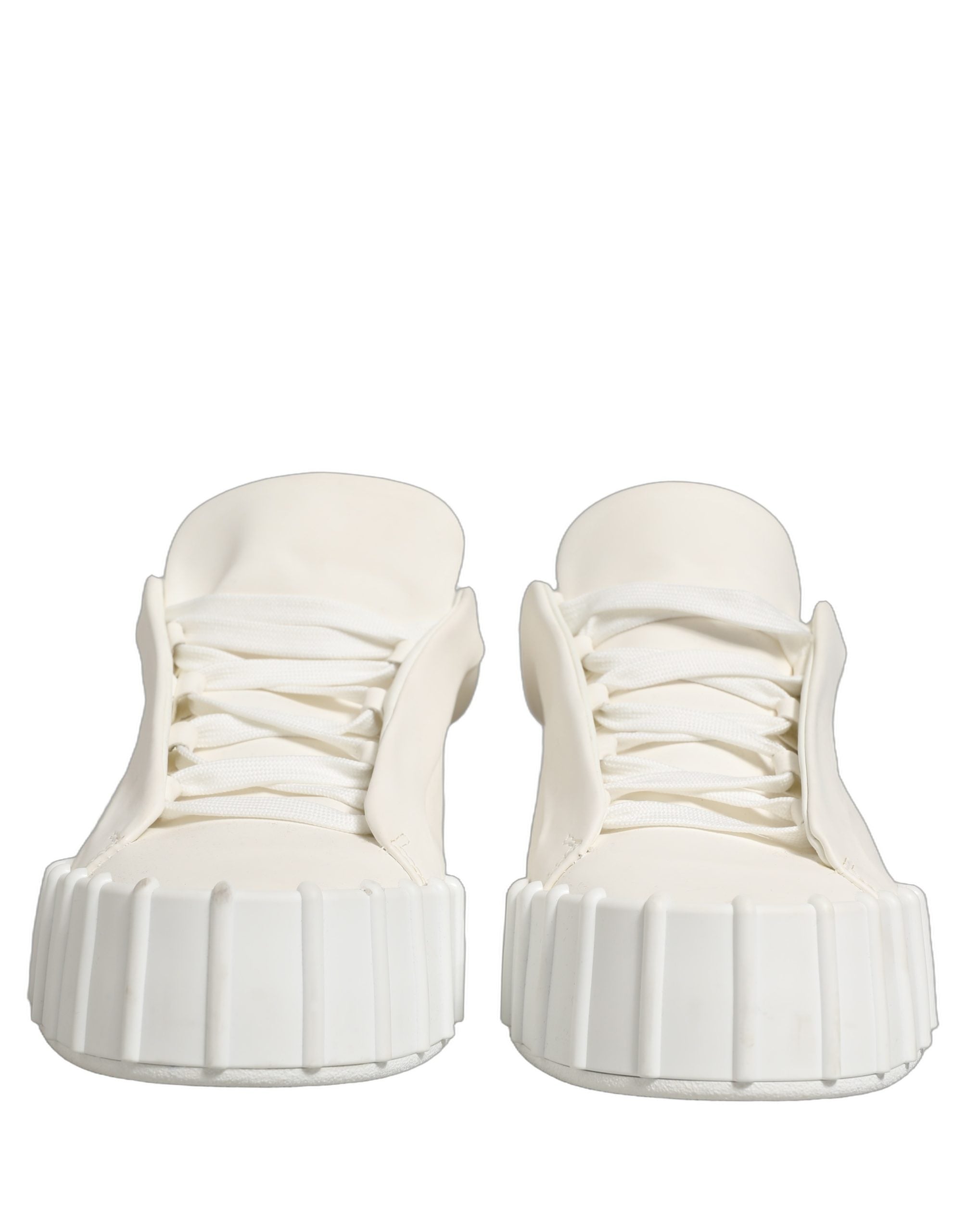 Chaussures sneakers basses en cuir blanc Dolce & Gabbana avec lacets, vue de face, pour femmes ou hommes.
