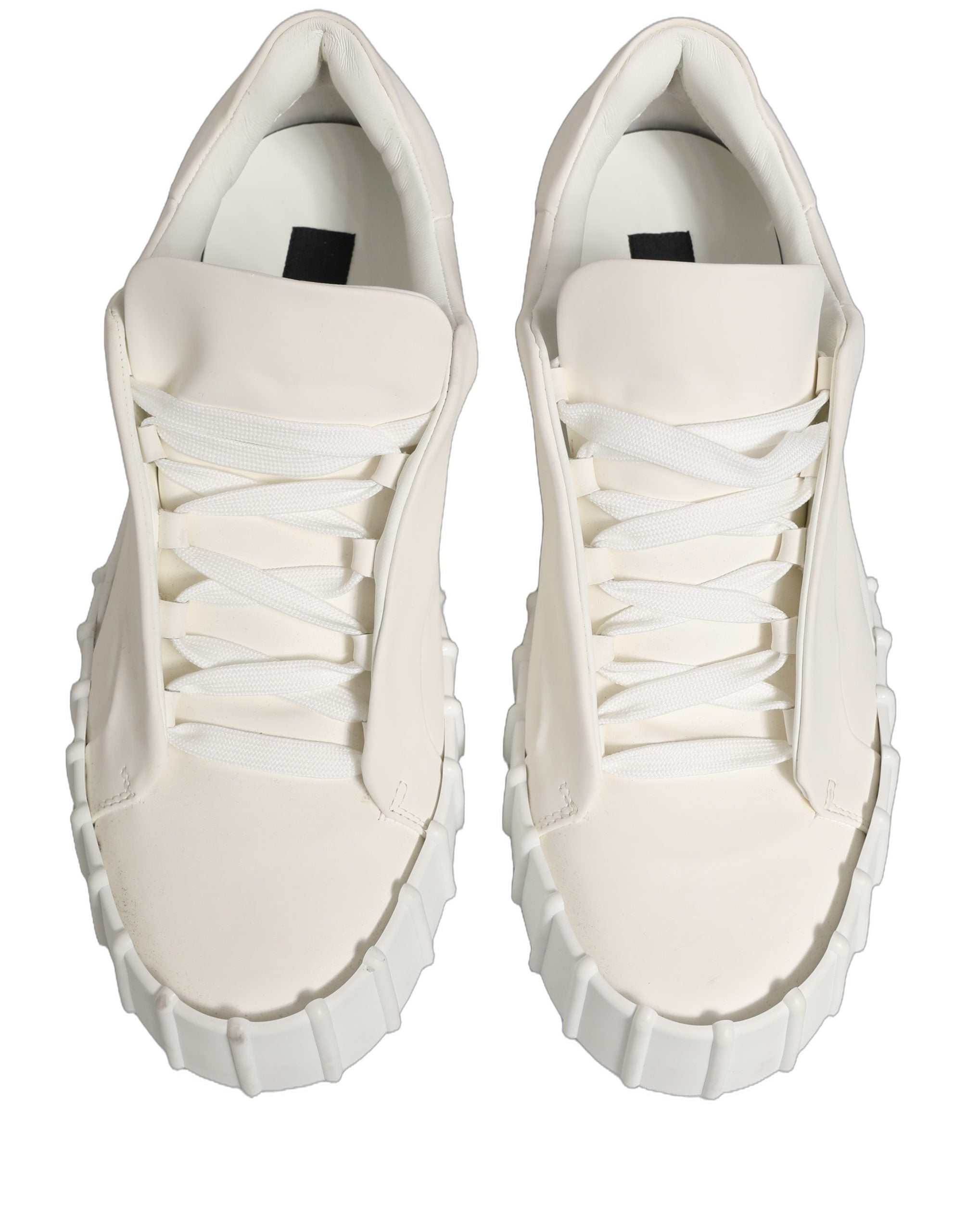 Chaussures sneakers basses en cuir blanc Dolce & Gabbana avec lacets, style décontracté et élégant.