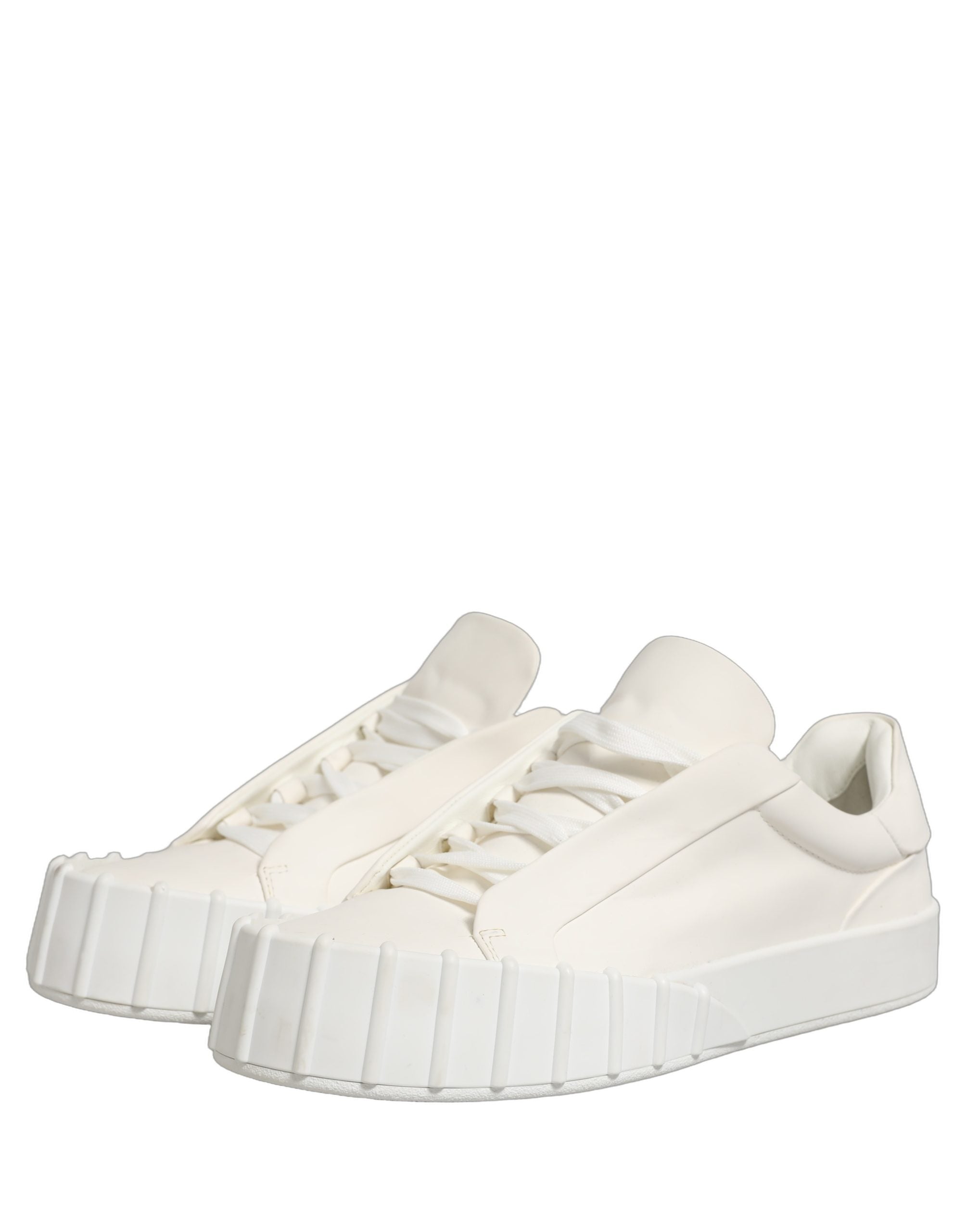 Chaussures sneakers basses en cuir blanc Dolce & Gabbana avec lacets, vue de face sur chaussures élégantes et modernes.