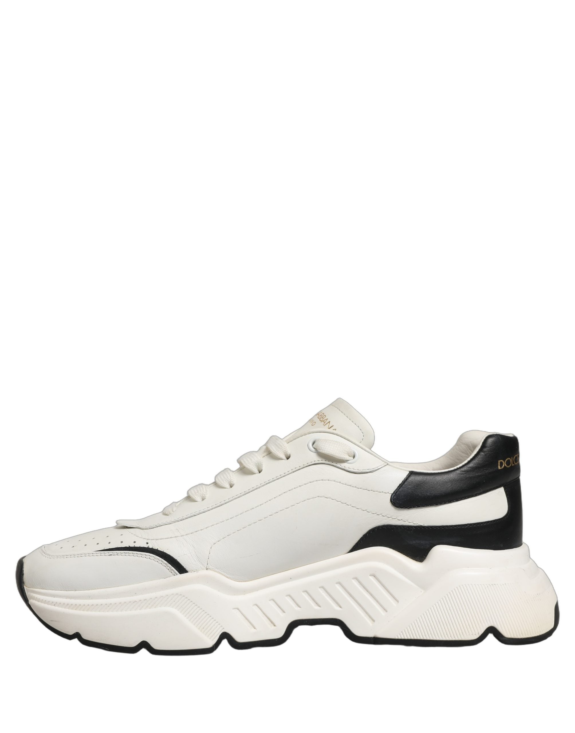 Chaussures basses Dolce & Gabbana Daymaster blanches et noires, baskets tendance avec design épuré et logo visible.