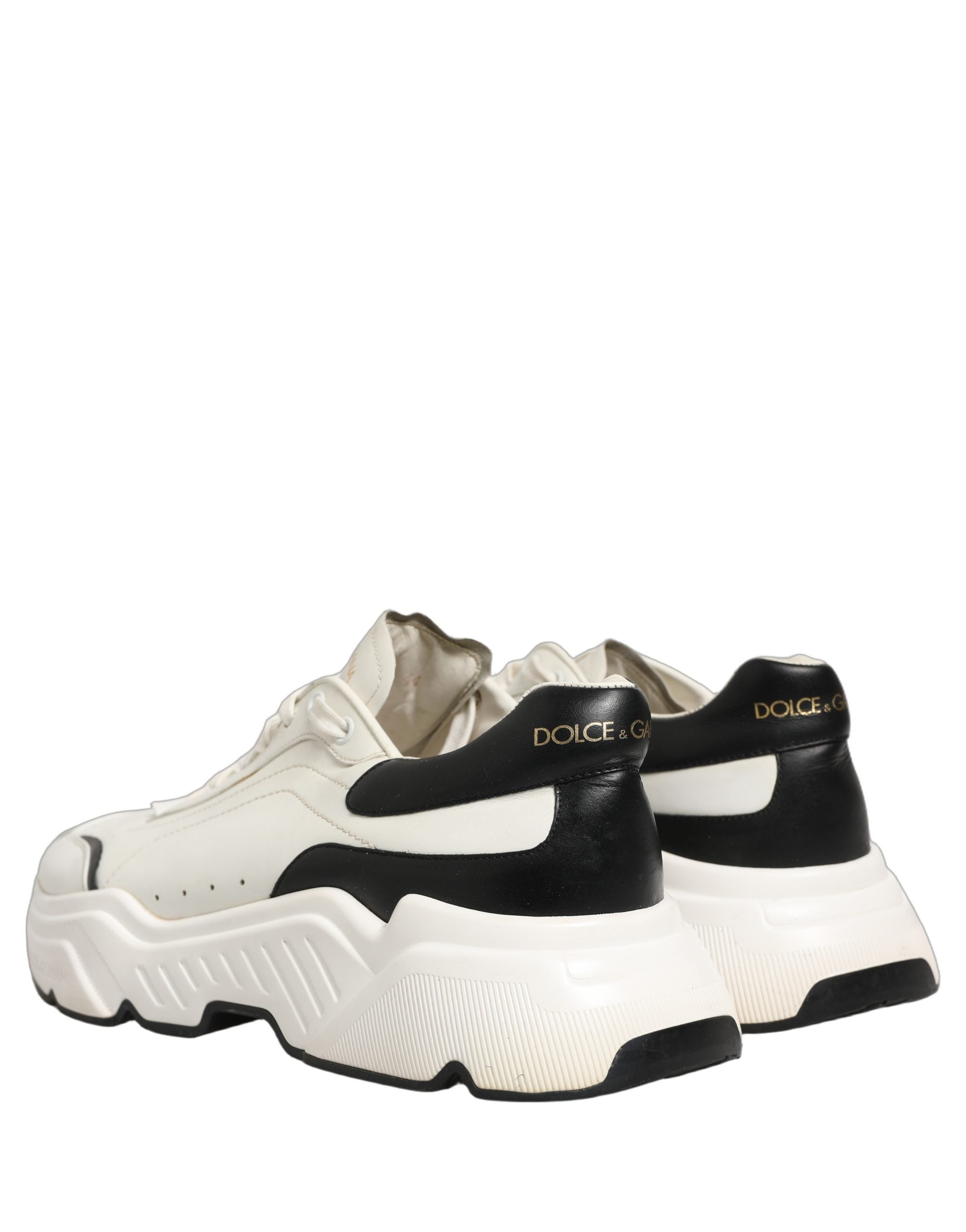 Chaussures sneakers basses Dolce & Gabbana Daymaster blanches et noires, style décontracté, vue de face.