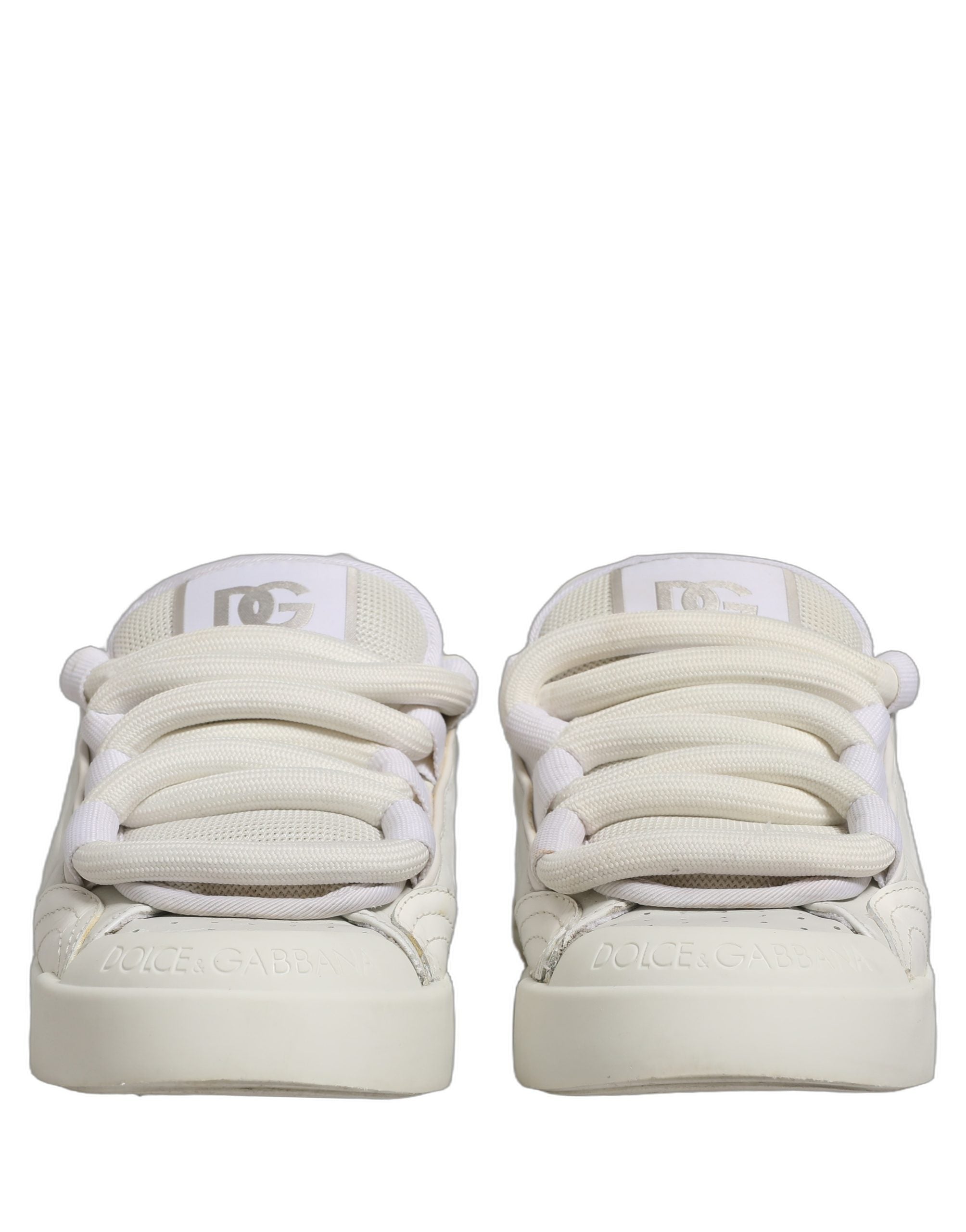 Chaussures sneakers blanches Dolce & Gabbana Portofino Space en cuir, vue de face, détails de la chaussure visibles.