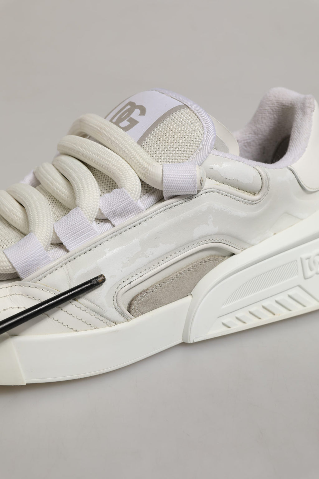 Chaussures sneakers blanches Dolce & Gabbana Portofino en cuir, vue détaillée du modèle élégant et tendance.