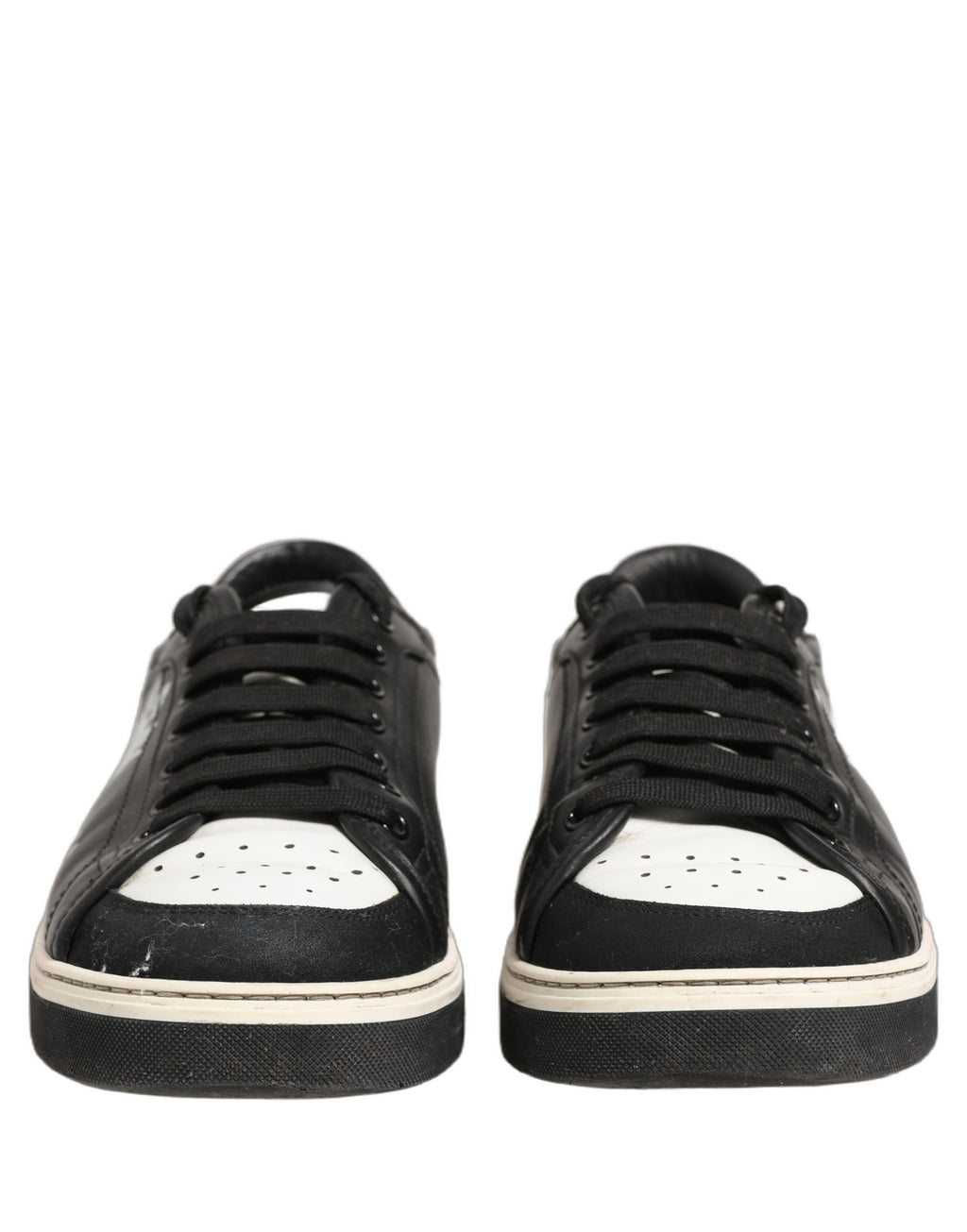 Chaussures sneakers pour hommes Dolce & Gabbana en cuir noir avec couronne Milano, détail de style élégant et moderne.