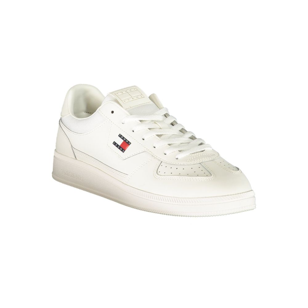 Sneaker blanche en polyuréthane pour hommes de Tommy Hilfiger, vue de face avec détails du design élégant.