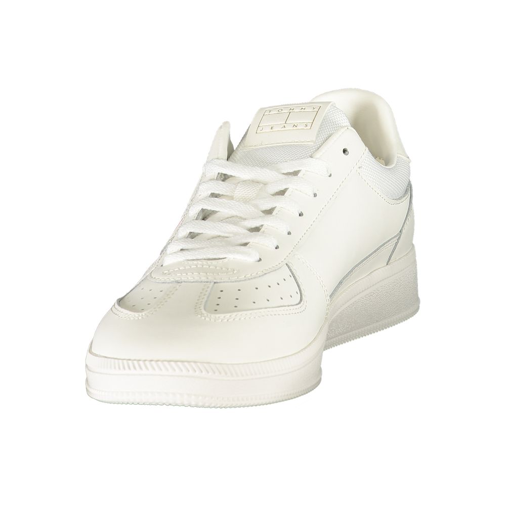 Chaussures sneakers blanches en polyurethane pour homme de la marque Tommy Hilfiger, vue de côté.