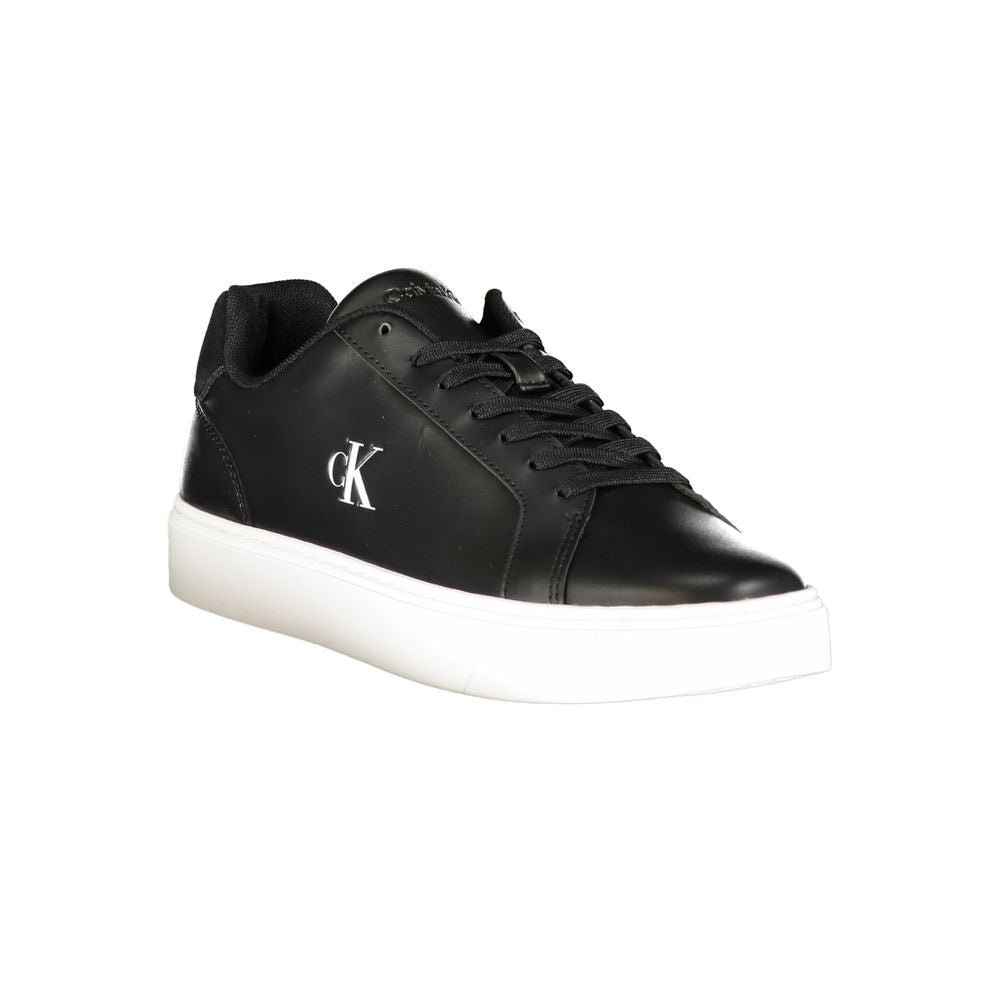 Sneakers noires en polyuréthane pour hommes de la marque Calvin Klein, vue de côté, avec semelle blanche.