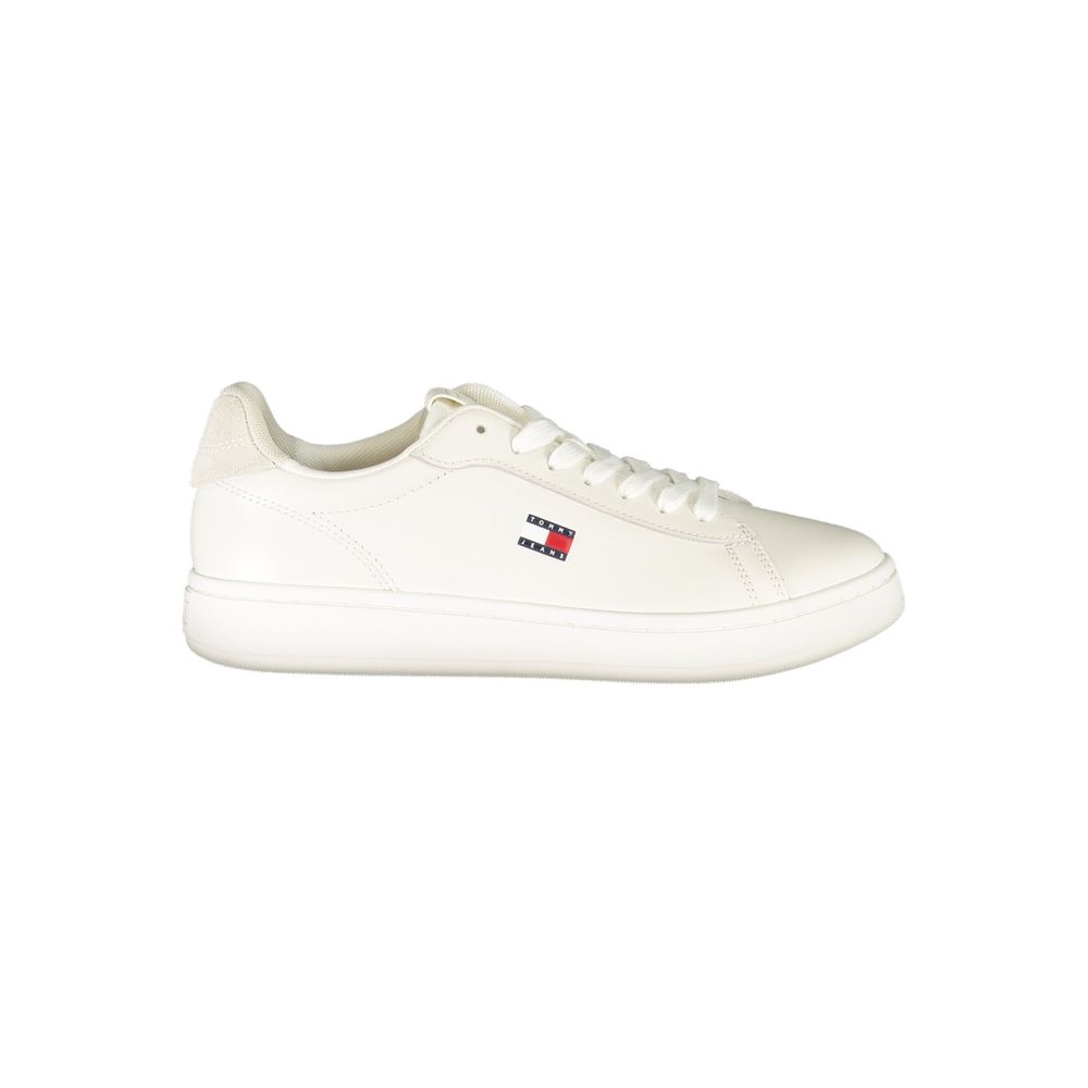 Sneakers pour femmes Tommy Hilfiger en polyuréthane blanc, style décontracté avec semelle blanche, design moderne et confortable.