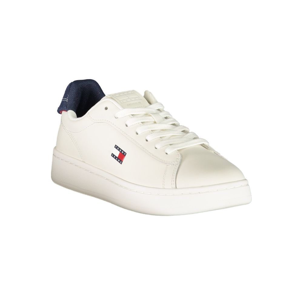 Sneakers pour femmes Tommy Hilfiger en polyuréthane blanc, style décontracté, avec détails modernes et semelle blanche.