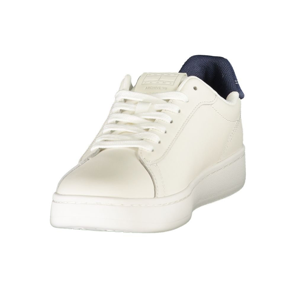 Sneakers pour femmes Tommy Hilfiger en polyuréthane blanc, style décontracté et confortable, visible sur la chaussure.