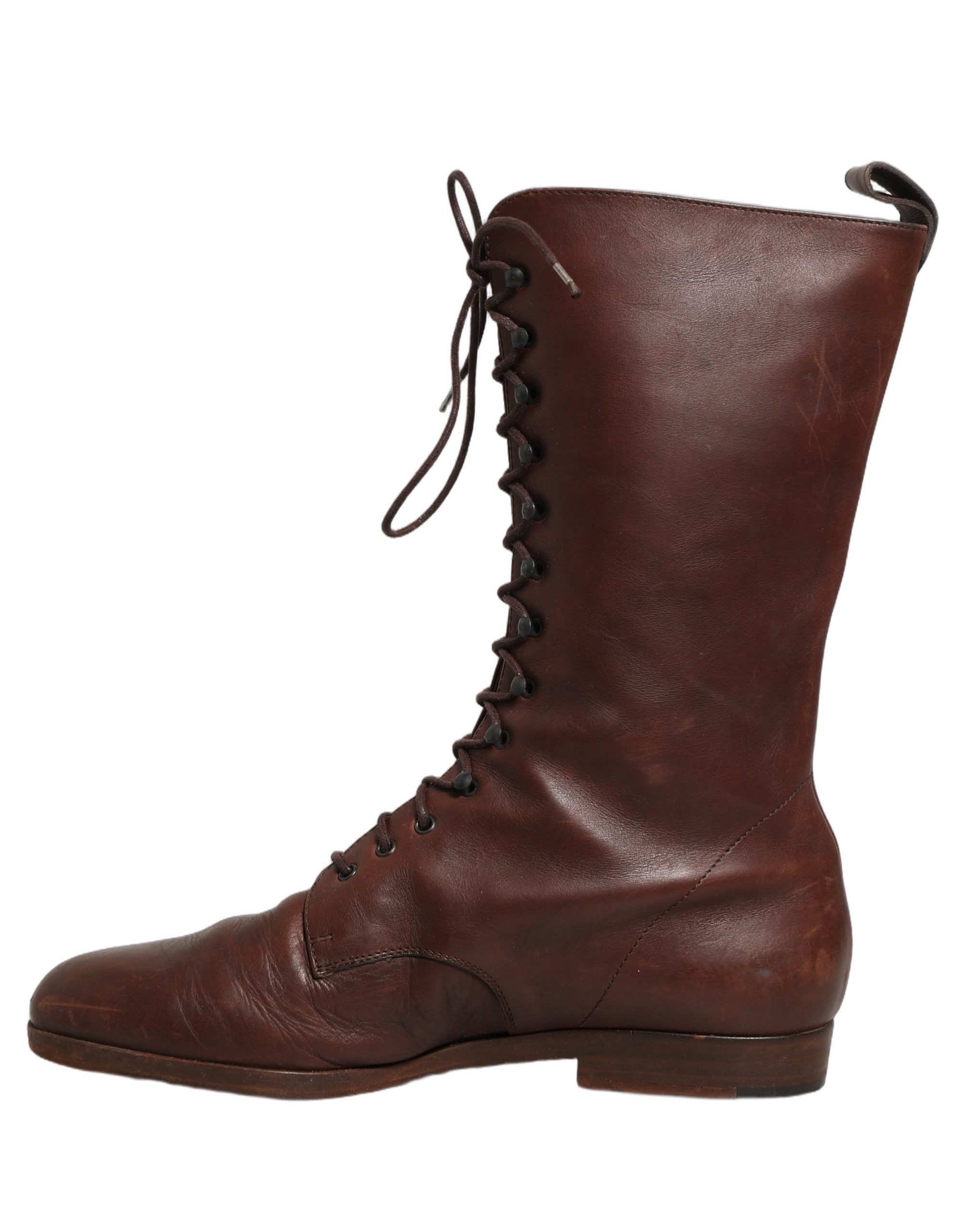 Bottes en cuir marron Dolce & Gabbana, à lacets, mi-mollet, style élégant et sophistiqué, visibles sur l'image.