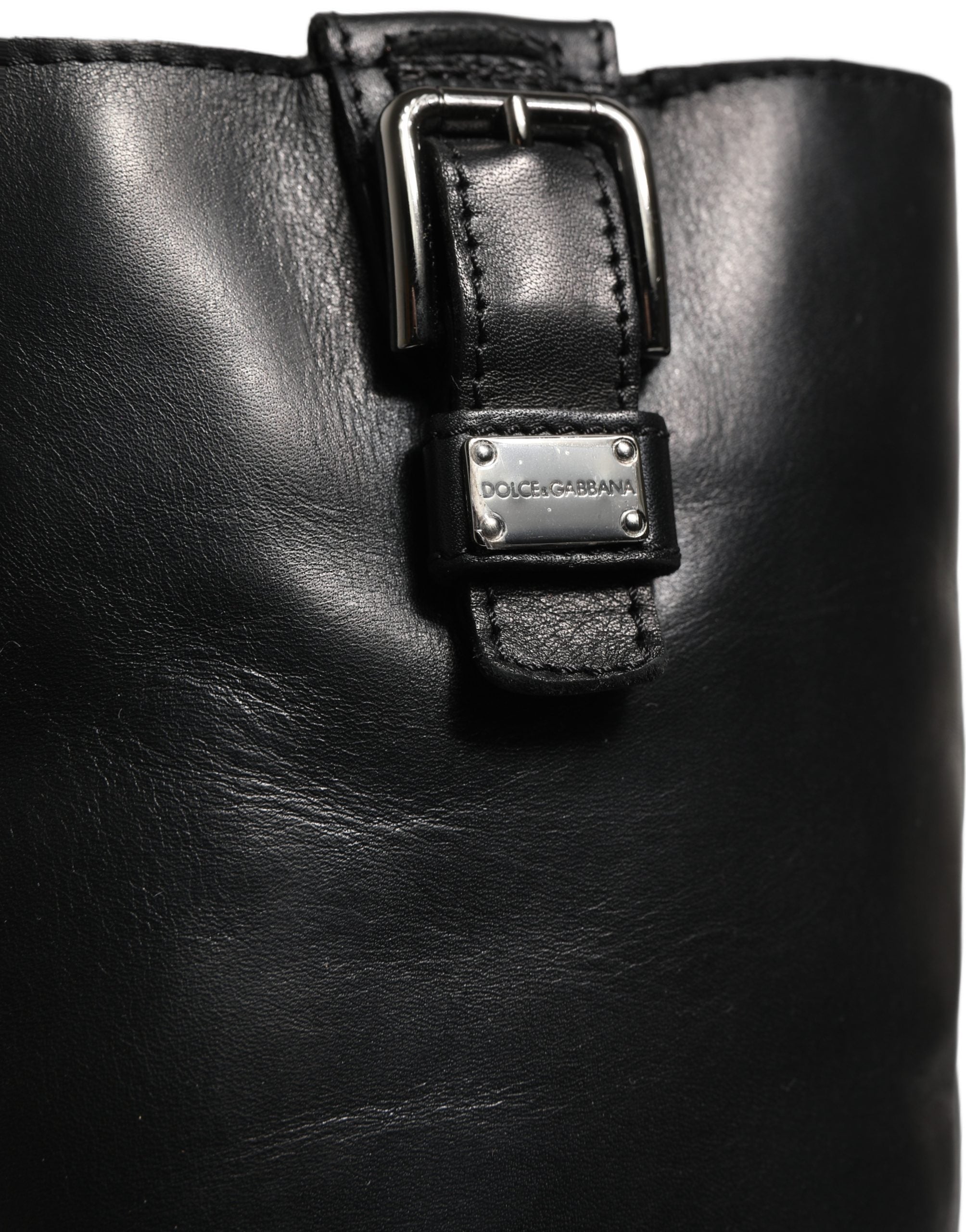 Bottes en cuir noir Dolce & Gabbana avec boucle, mi-mollet, style élégant et sophistiqué.