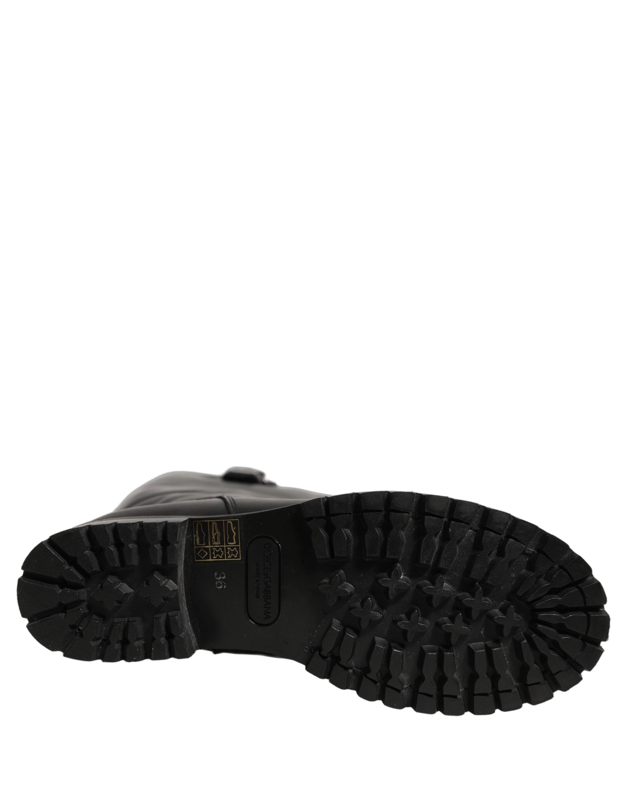 Bottes en cuir noir Dolce & Gabbana, mi-mollet, avec boucle décorative et semelle en cuir élégante.