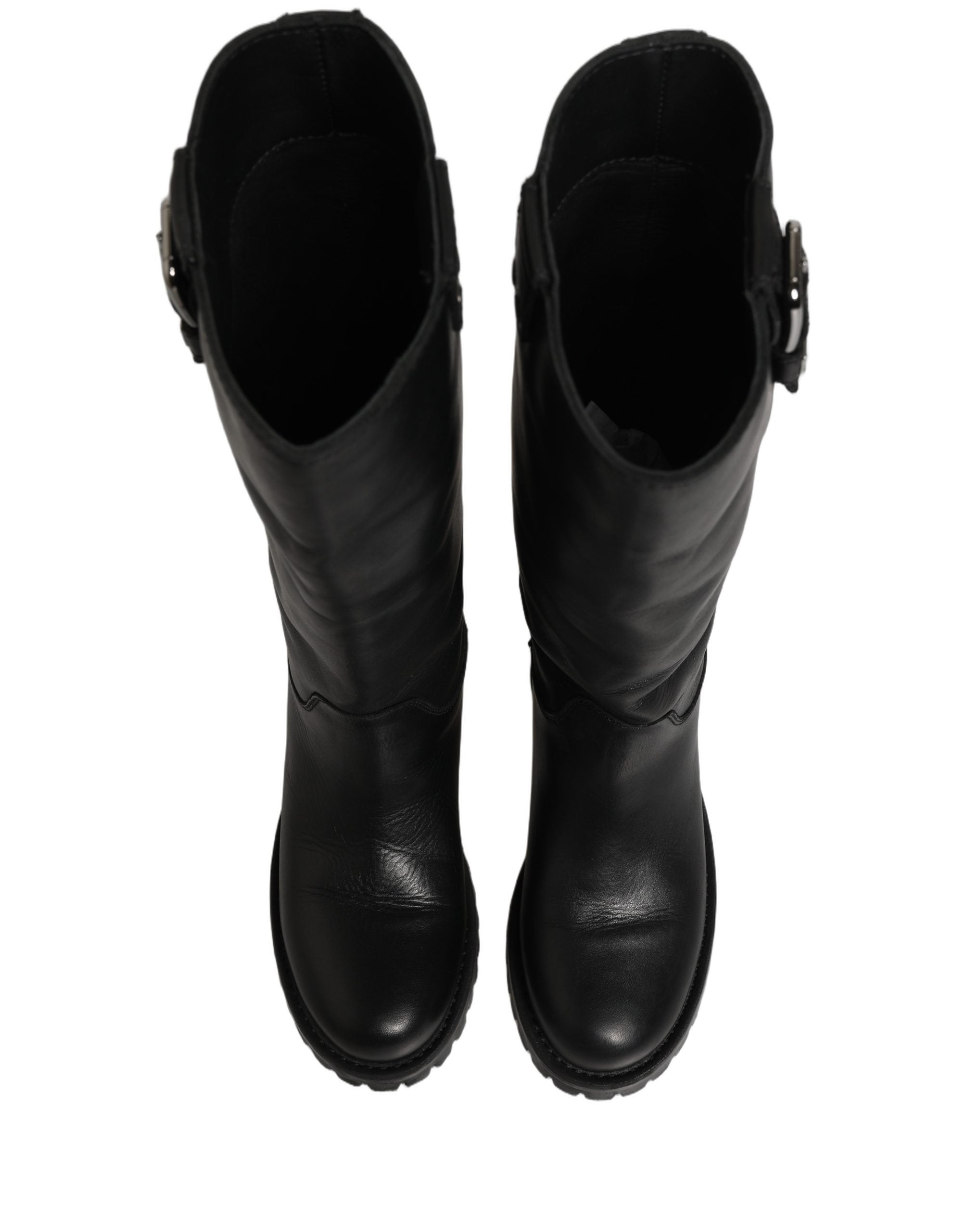 Bottes en cuir noir Dolce & Gabbana avec boucle, mi-mollet, style élégant et sophistiqué, visibles en détail dans l'image.