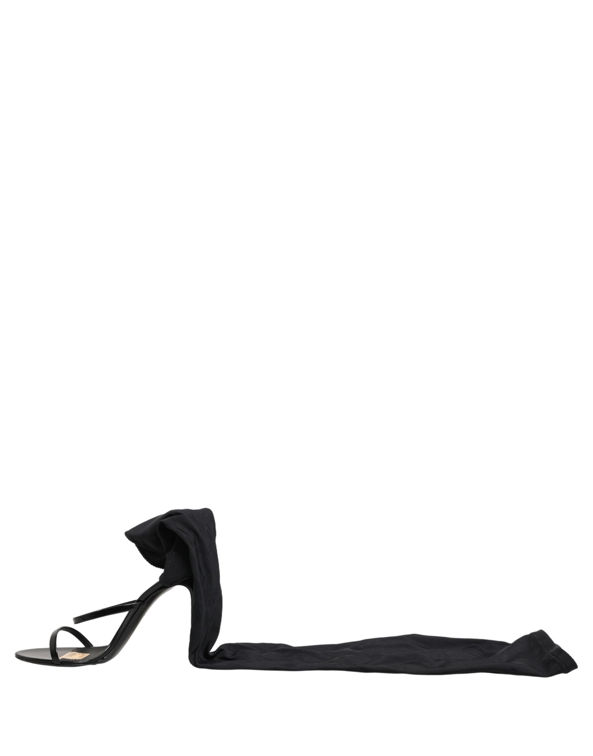 Sandales stilettos Dolce & Gabbana avec chaussettes et bottes hautes noires, vue de face.