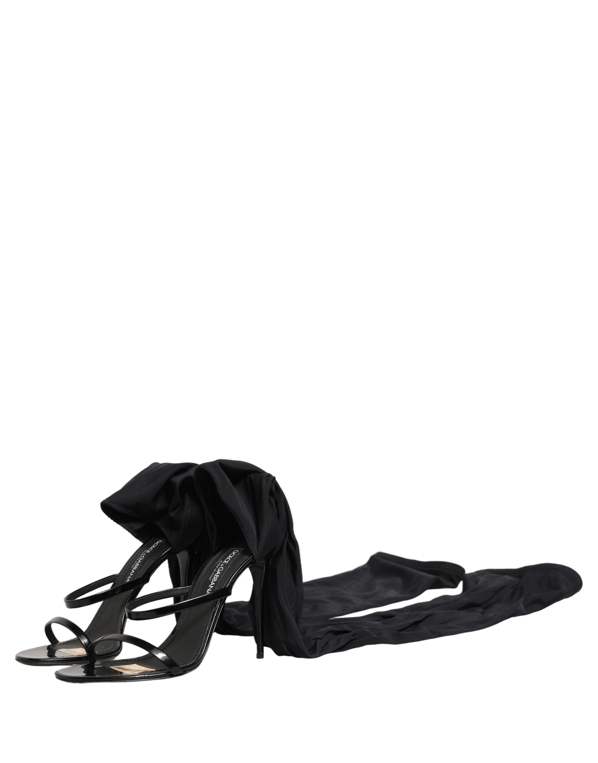 Sandales stilettos Dolce & Gabbana avec chaussettes, bottes hautes en noir, vue partielle sur le modèle.