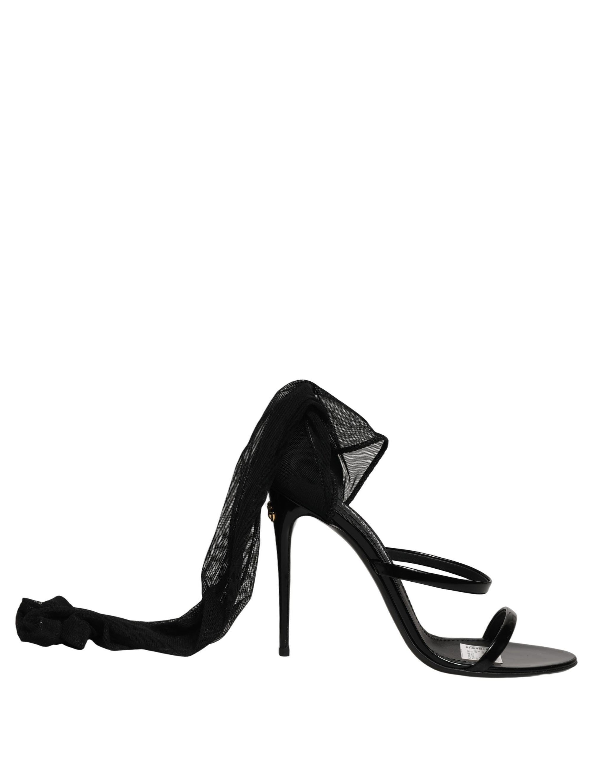 Sandales stilettos Dolce & Gabbana avec chaussettes intégrées et bottes hautes en noir, visibles sur l'image.