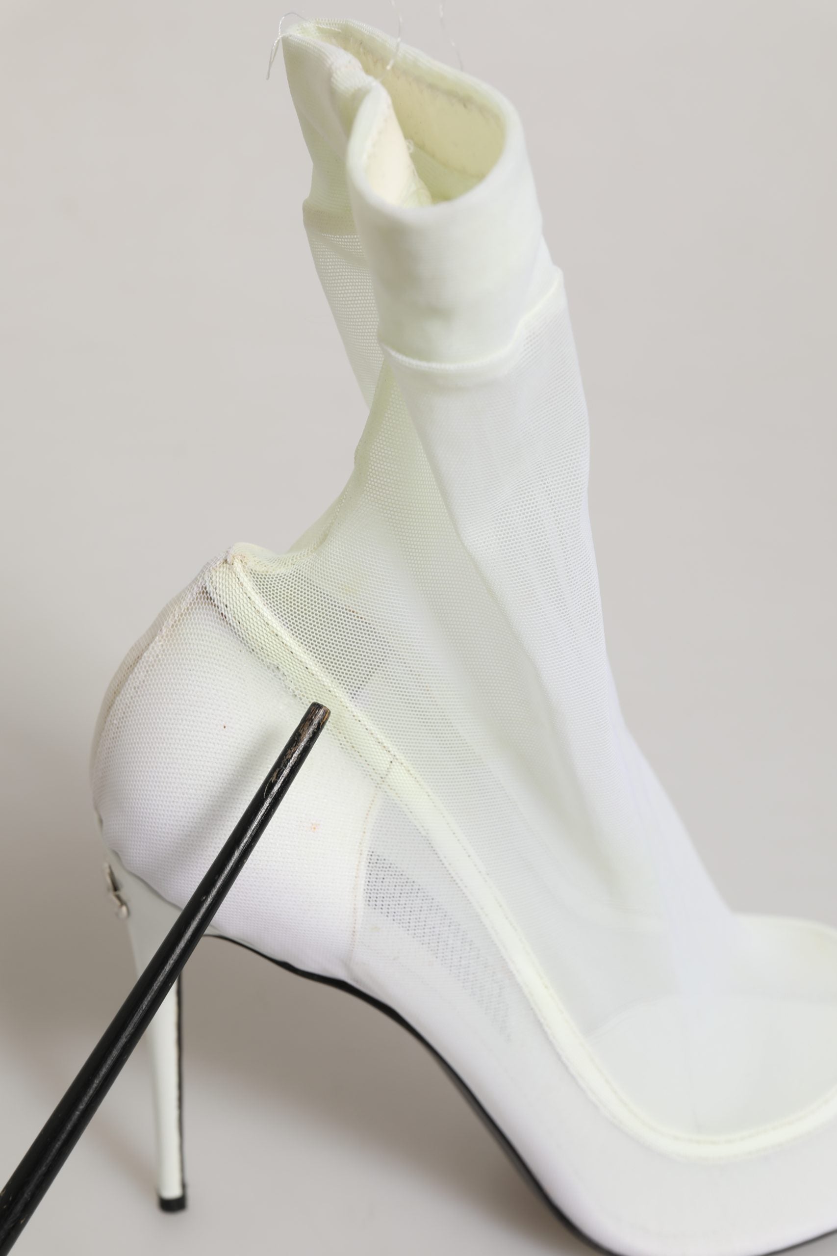 Bottines blanches en tulle et mesh extensible de Dolce & Gabbana, chaussures élégantes avec talons.