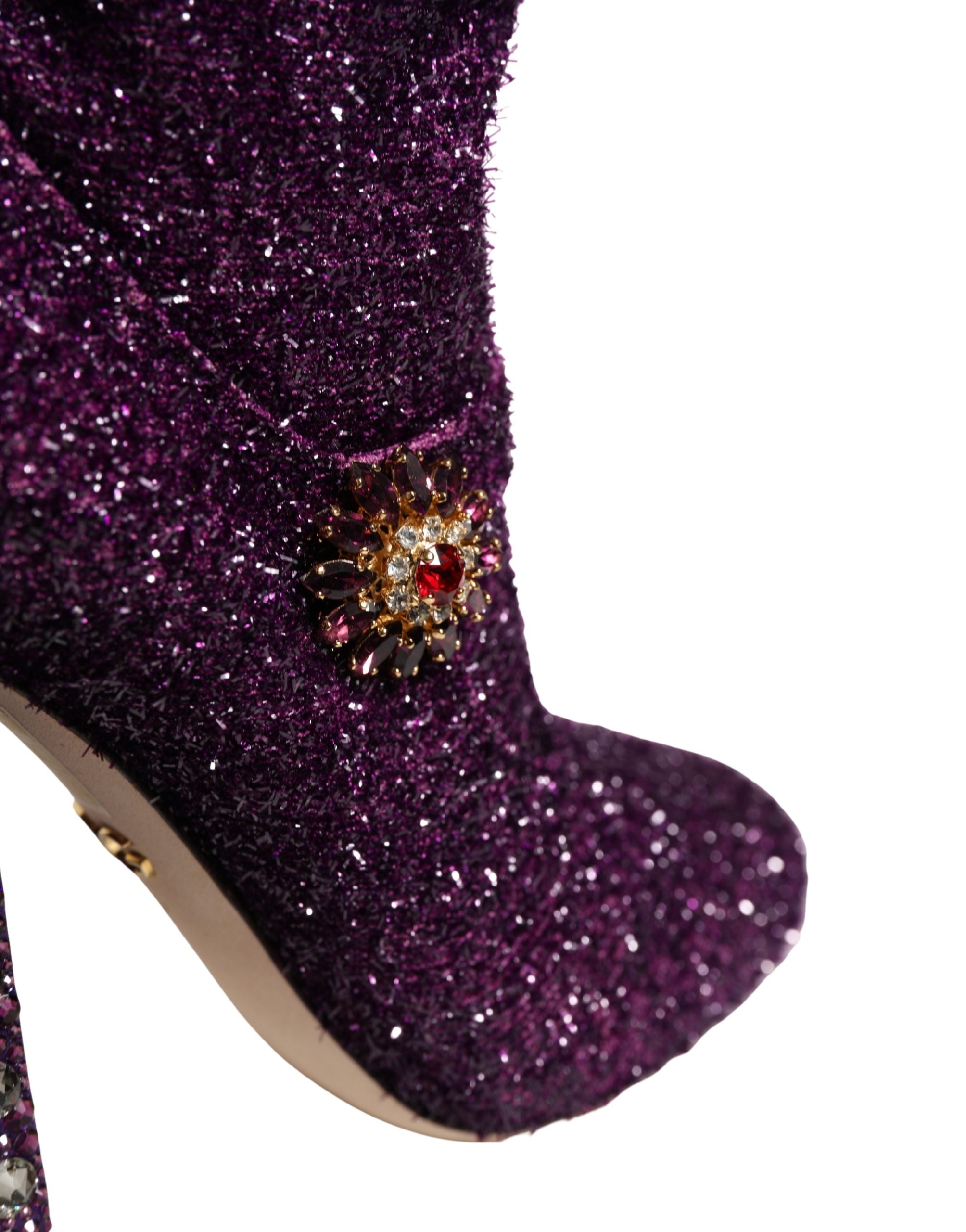 Bottes fantaisie en lurex violet avec cristaux de Dolce & Gabbana, chaussures élégantes et colorées pour femmes.
