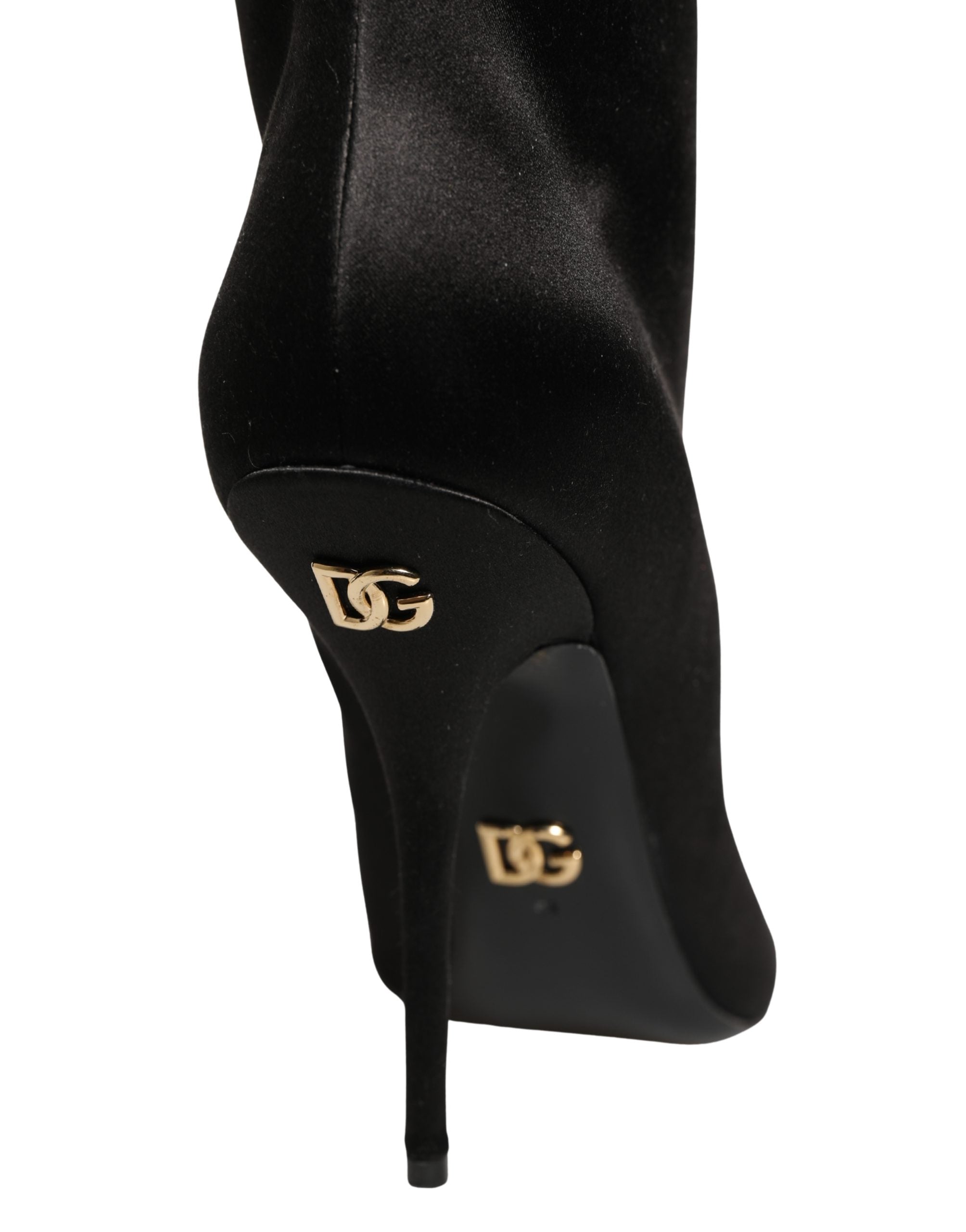 Bottes noires en satin Dolce & Gabbana, cuissardes à talons aiguilles, élégantes et sophistiquées, vues de face.