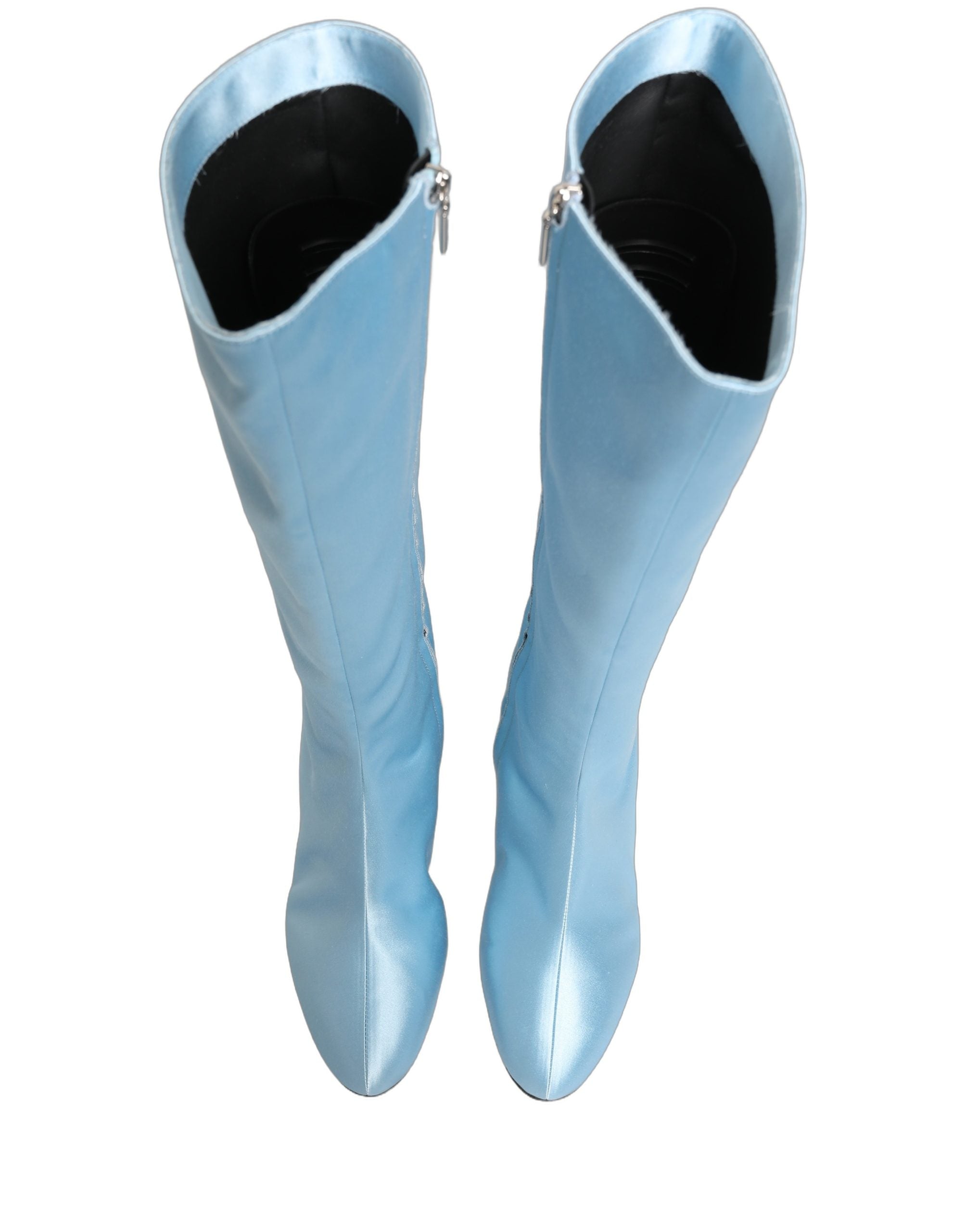 Bottes en satin Dolce & Gabbana Light Blue, hauteur genou, chaussures élégantes avec finition lisse et sophistiquée.