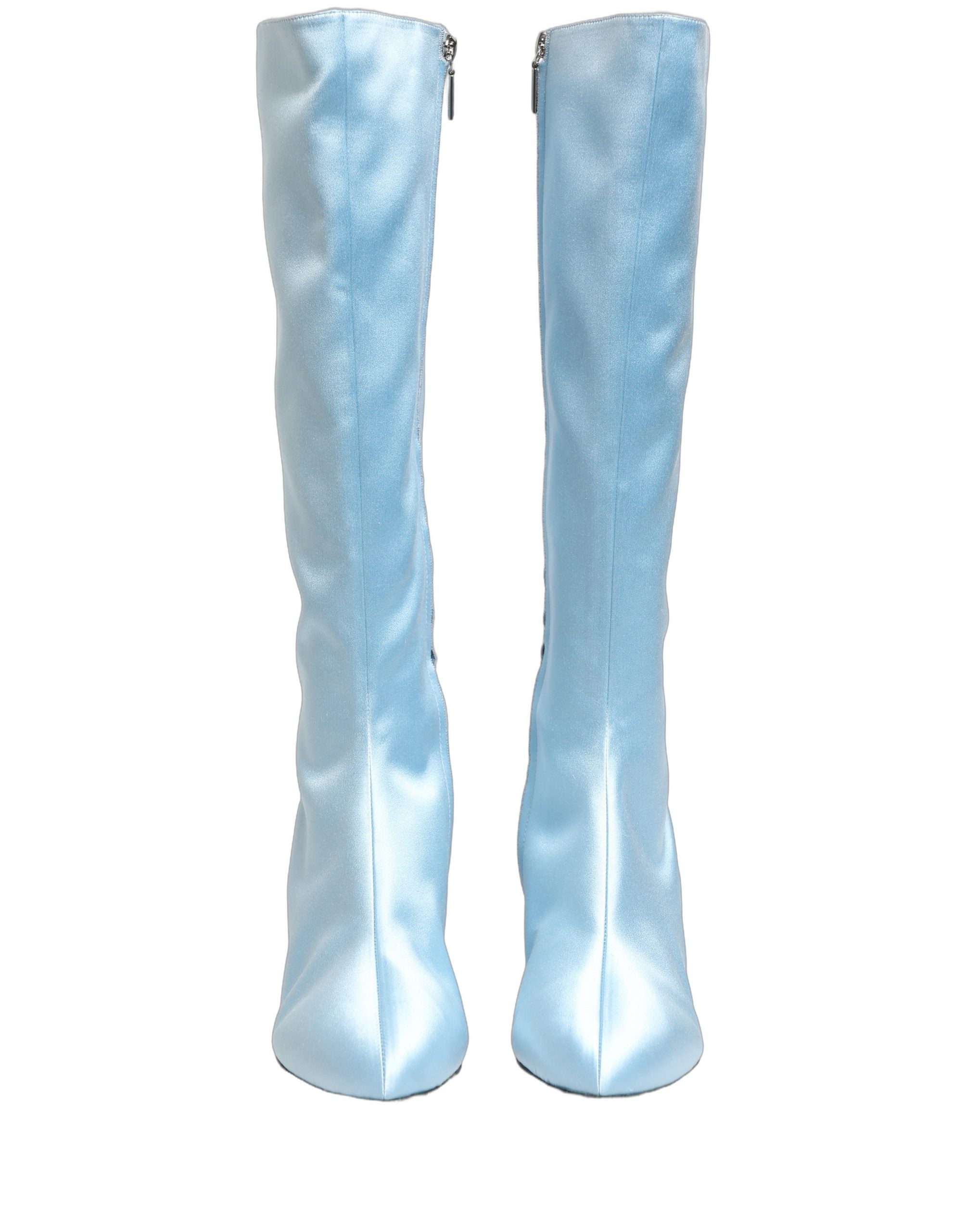 Bottes hautes en satin bleu clair de Dolce & Gabbana Light Blue, élégantes et sophistiquées, visibles dans l'image.