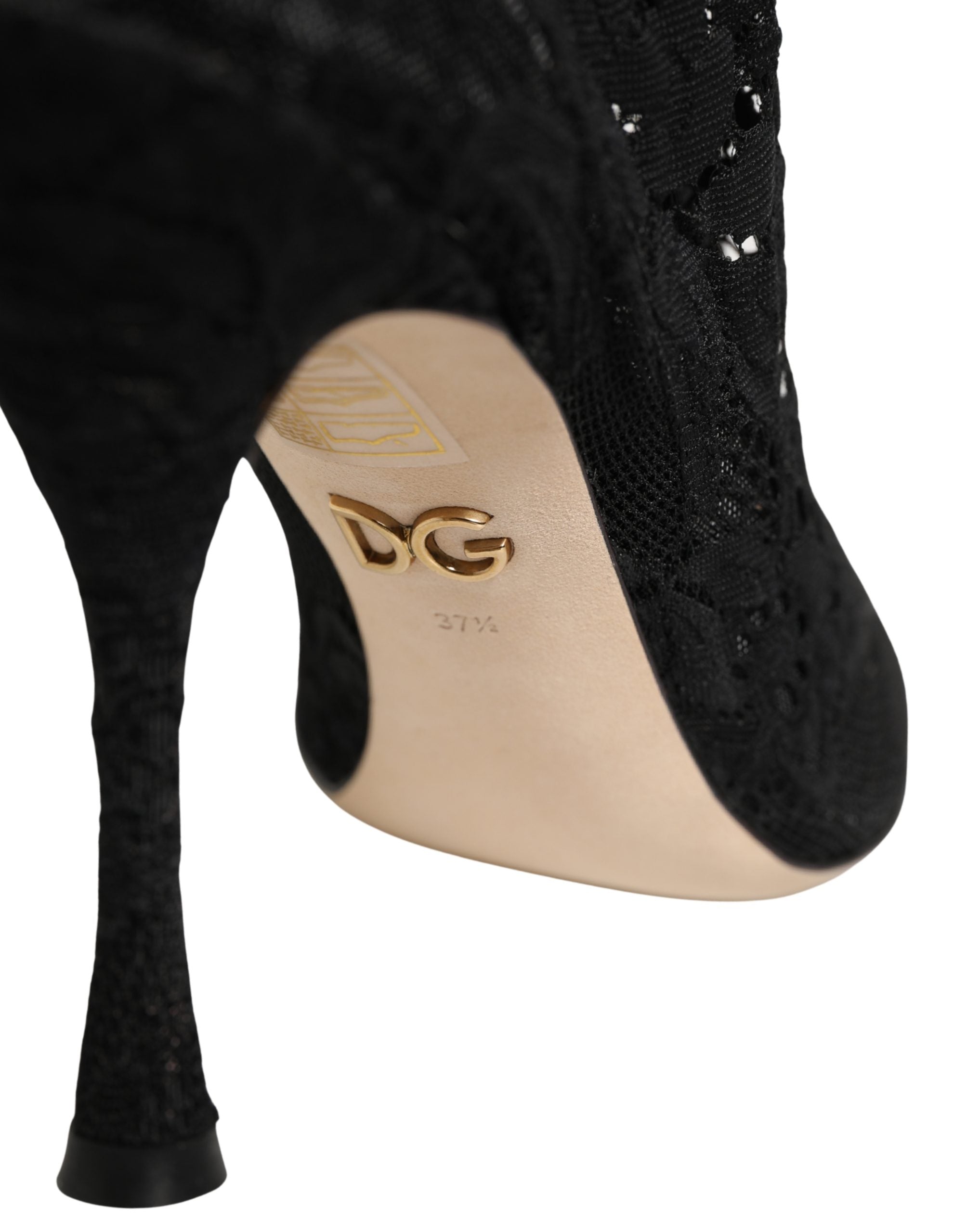 Chaussettes noires Dolce & Gabbana avec motifs en dentelle, portées avec des bottines élégantes Taormina Lace Pumps.