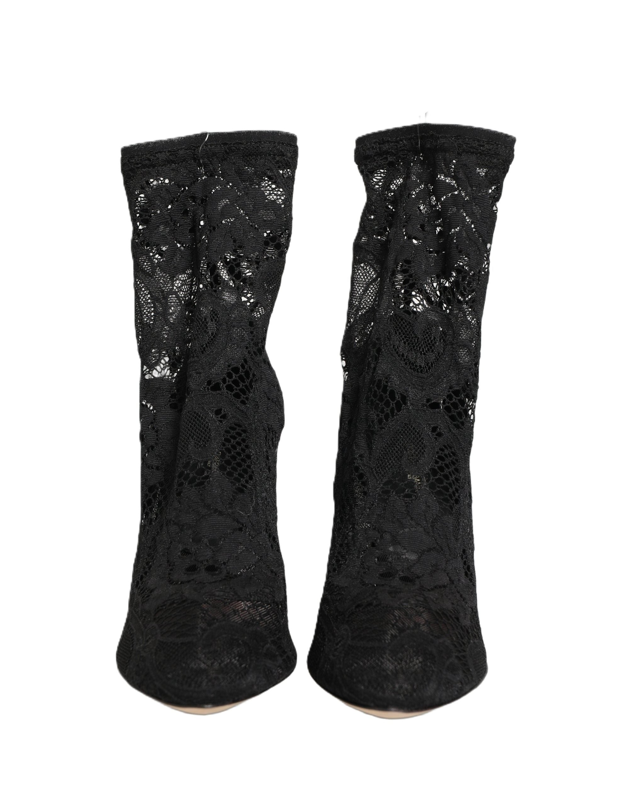 Chaussettes noires Dolce & Gabbana avec détails en dentelle, portées avec des chaussures à talons Taormina Lace Pumps.