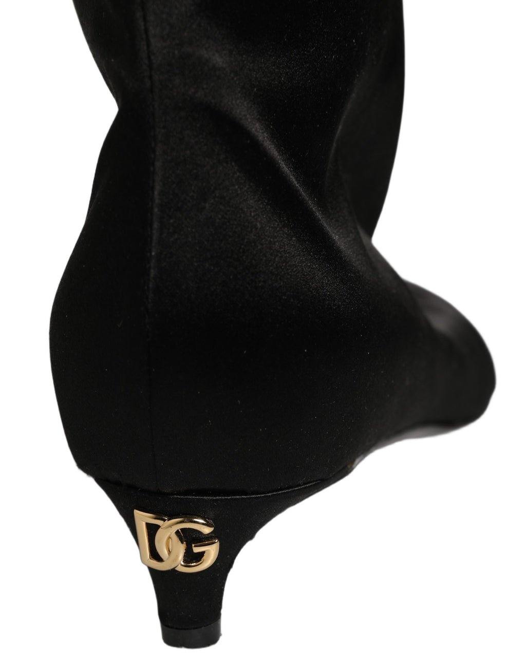 Bottes hautes en satin noir de Dolce & Gabbana, bottines à talon kitten, élégantes et sophistiquées.