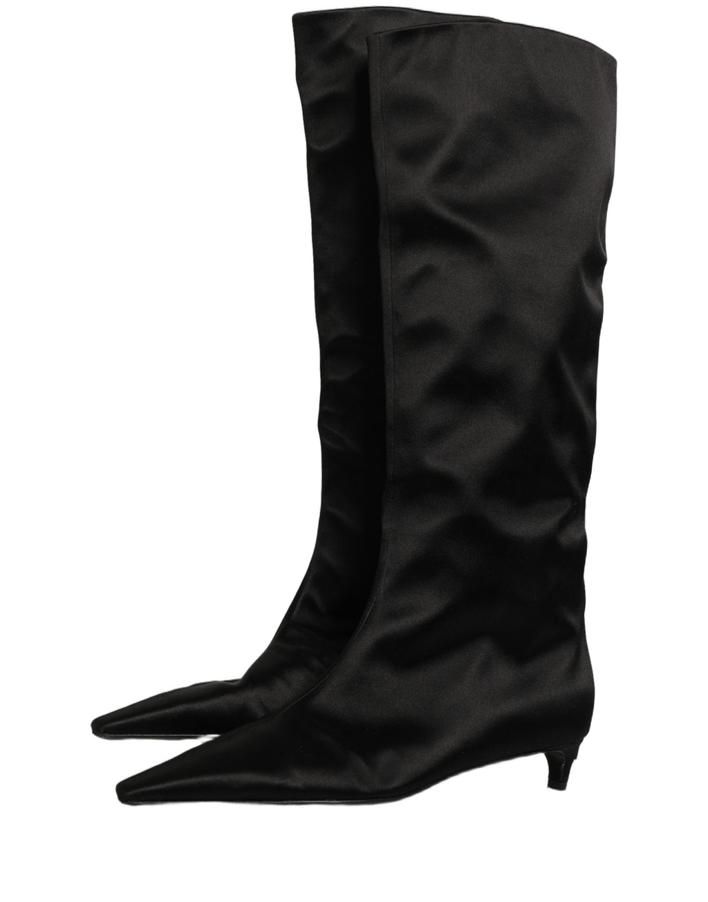 Bottes hautes en satin noir de Dolce & Gabbana, chaussettes jusqu'aux genoux, style élégant et sophistiqué.