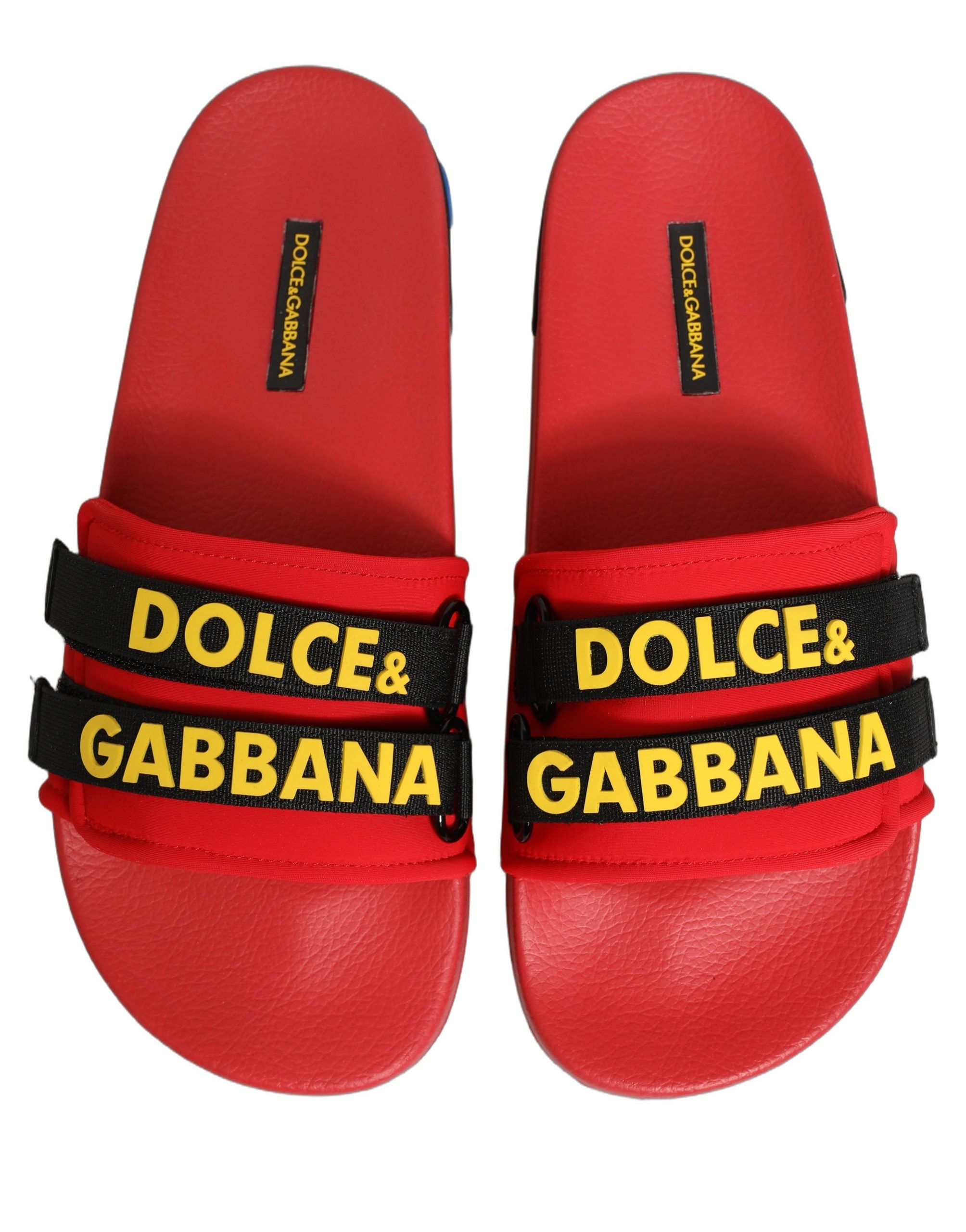 Sandales plates en néoprène rouges Dolce & Gabbana pour la plage, chaussures de bain confortables et élégantes.