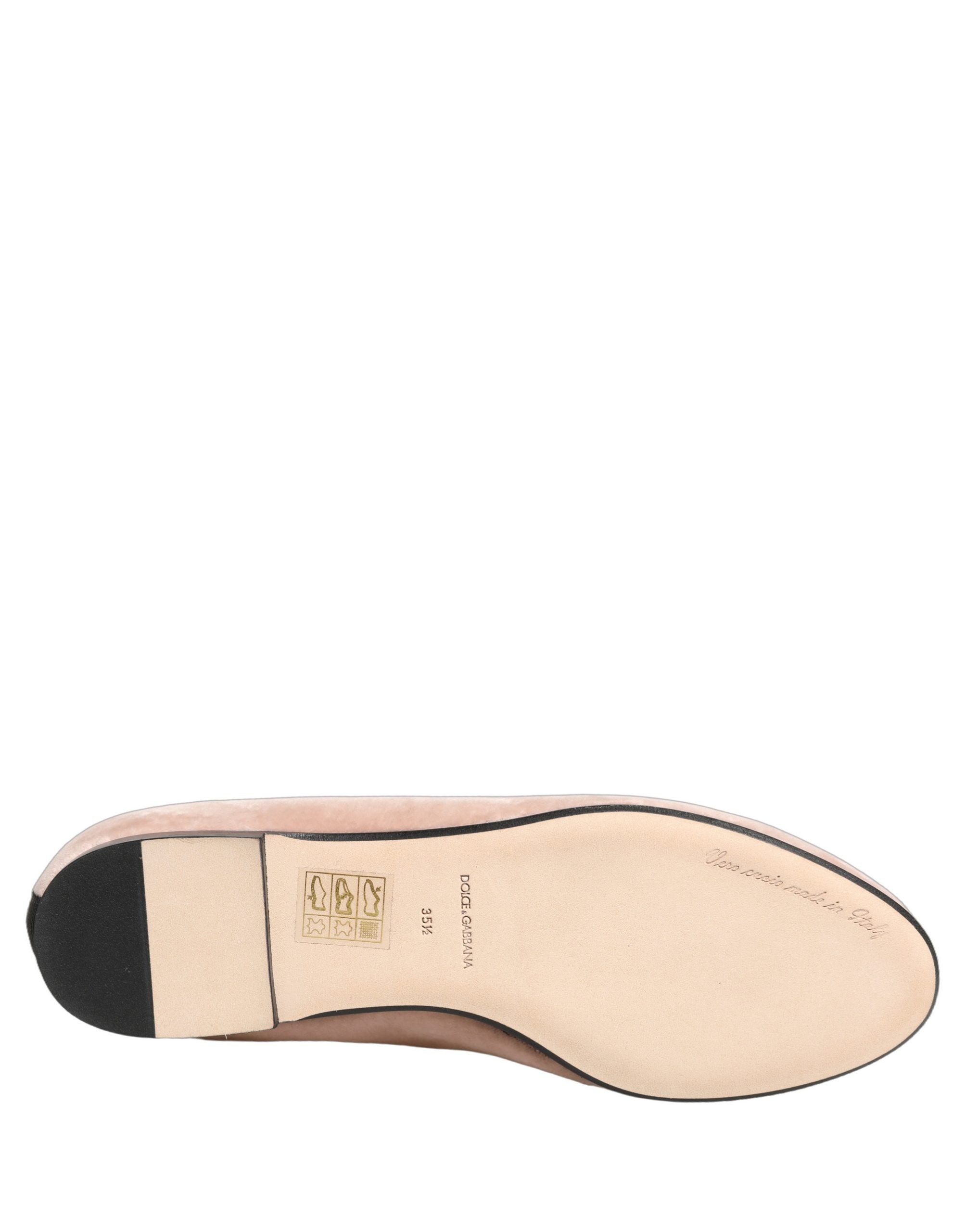 Chaussures Dolce & Gabbana Loafers roses en velours rose, chaussures plates élégantes et confortables pour femmes.