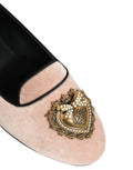 Chaussures Dolce & Gabbana en velours rose Devotion, loafers plates élégants pour femmes, vue en gros plan.