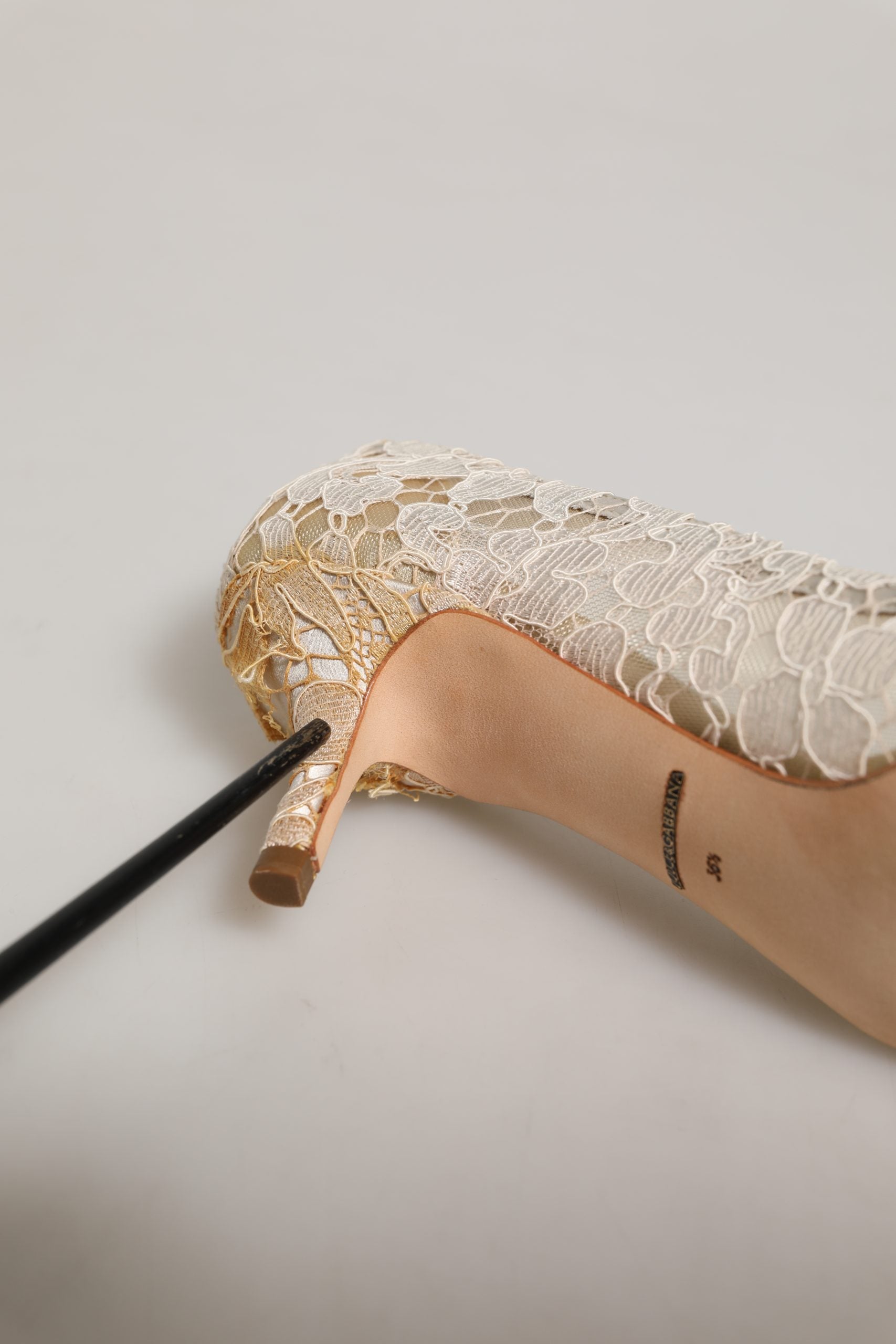 Chaussures à talons Dolce & Gabbana Taormina en dentelle blanche avec cristaux, élégantes et sophistiquées.