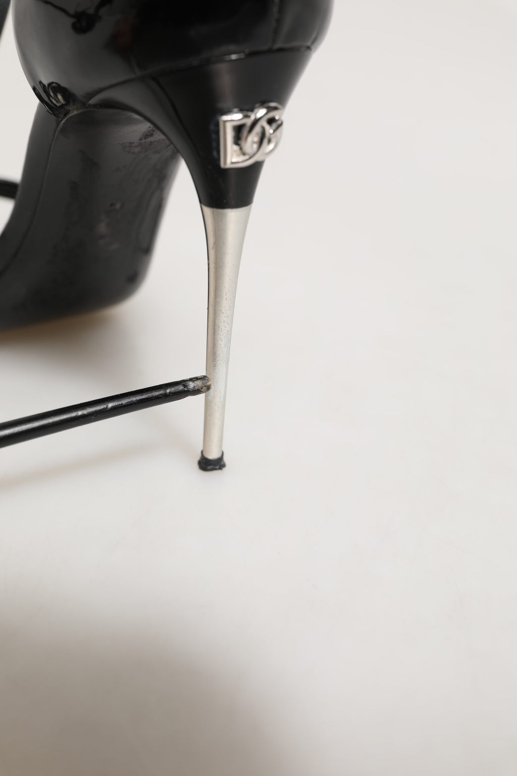 Sandales à talons noires Dolce & Gabbana en cuir avec bride T, élégantes et sophistiquées, visibles en gros plan.